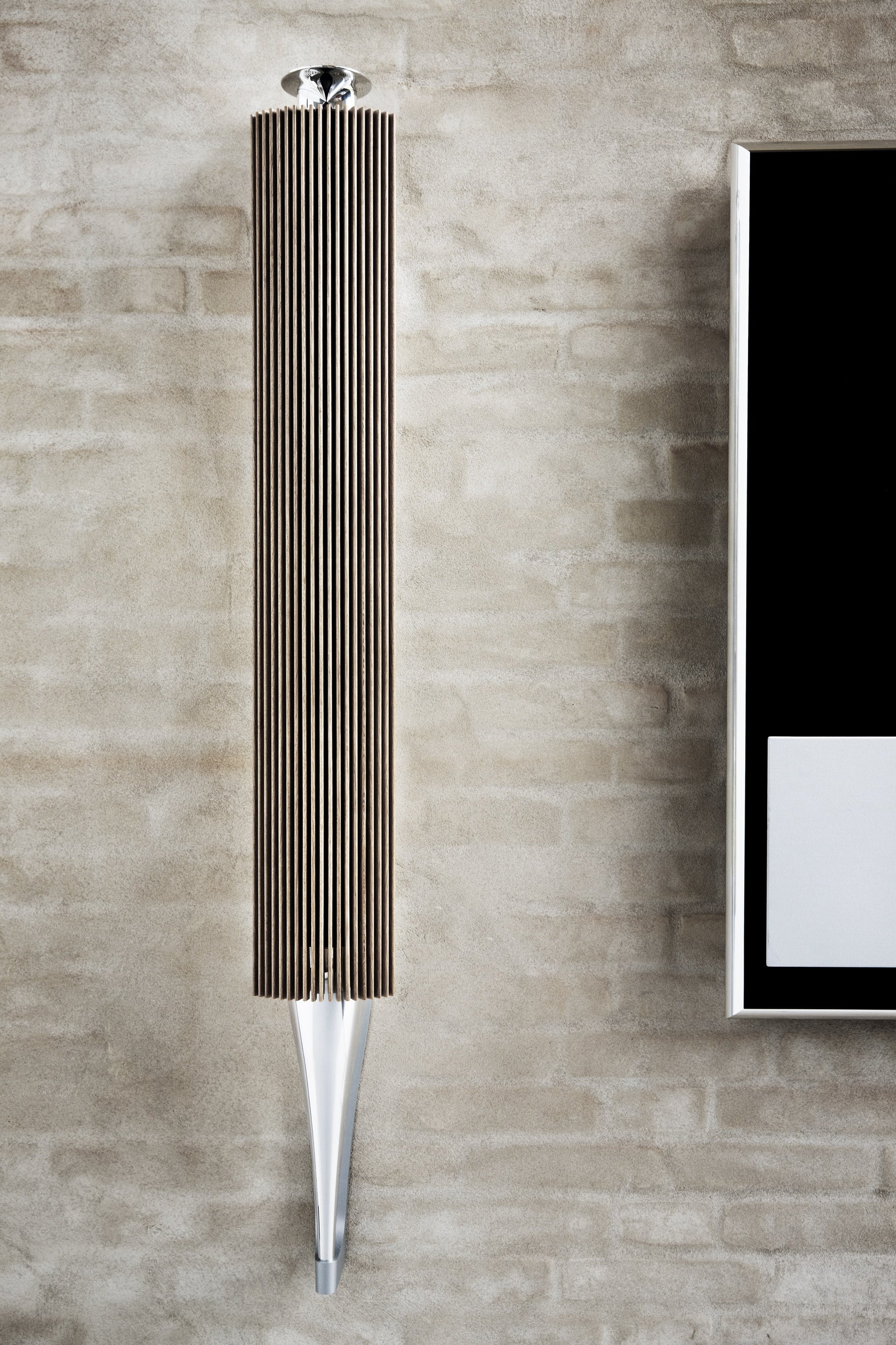 Bankg & Olufsen Beolab 18 Lautsprecher an einer Wand