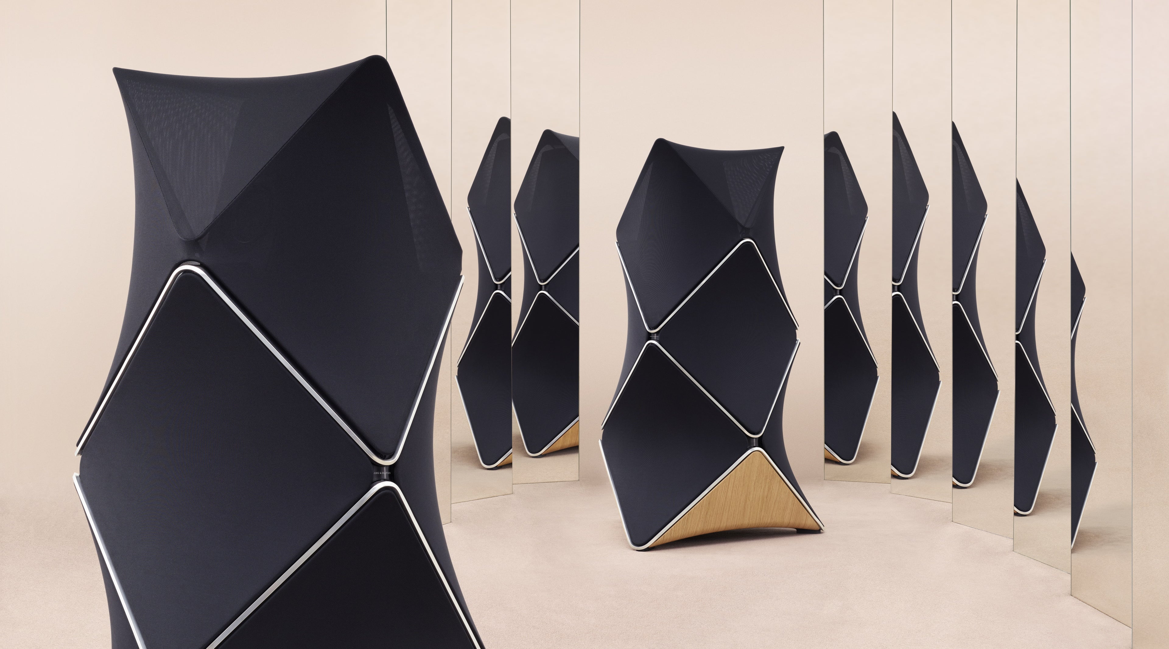 BeoLab 90 in einem Spiegel
