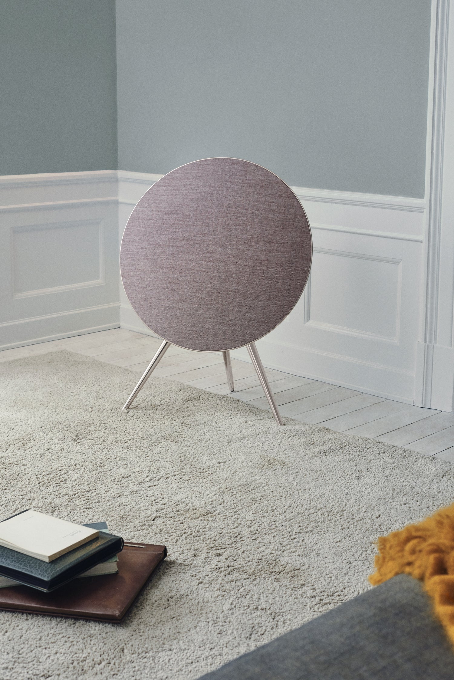 BeoPlay A9 - Sonderanfertigung mit Aluminium- Beinen