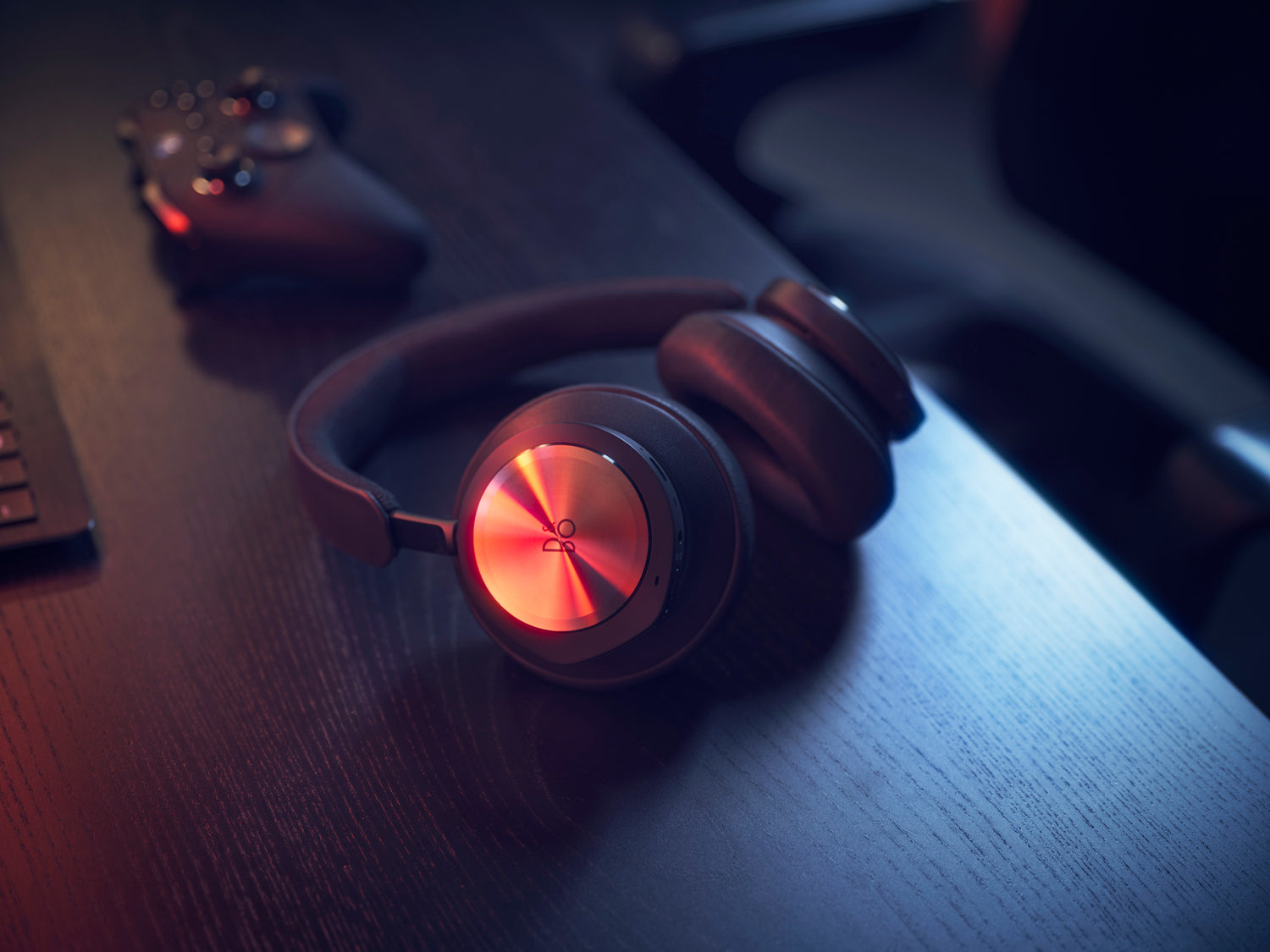 BeoPlay Portal in der Farbe Navy auf einem Schreibtisch