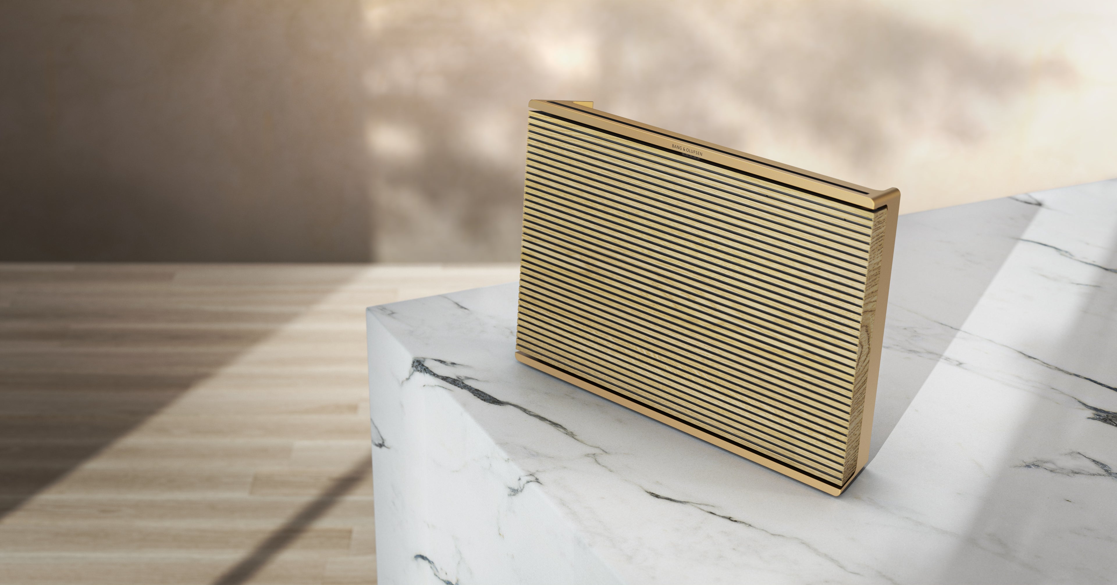 BeoSOund Level in gold tone auf einem Marmorblock