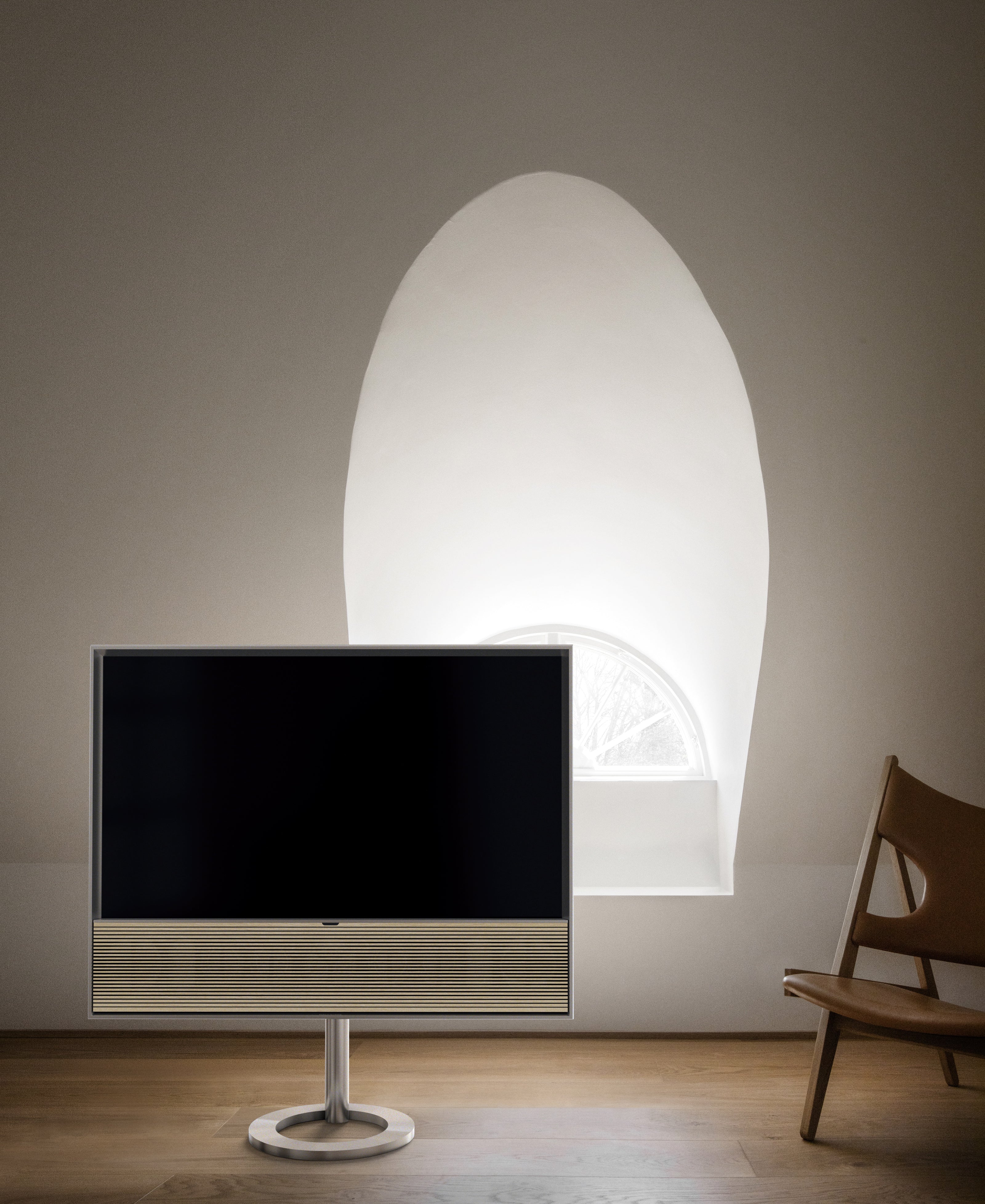 BeoVision Contour in Silber mit light oak Cover auf Bodenstandfuß