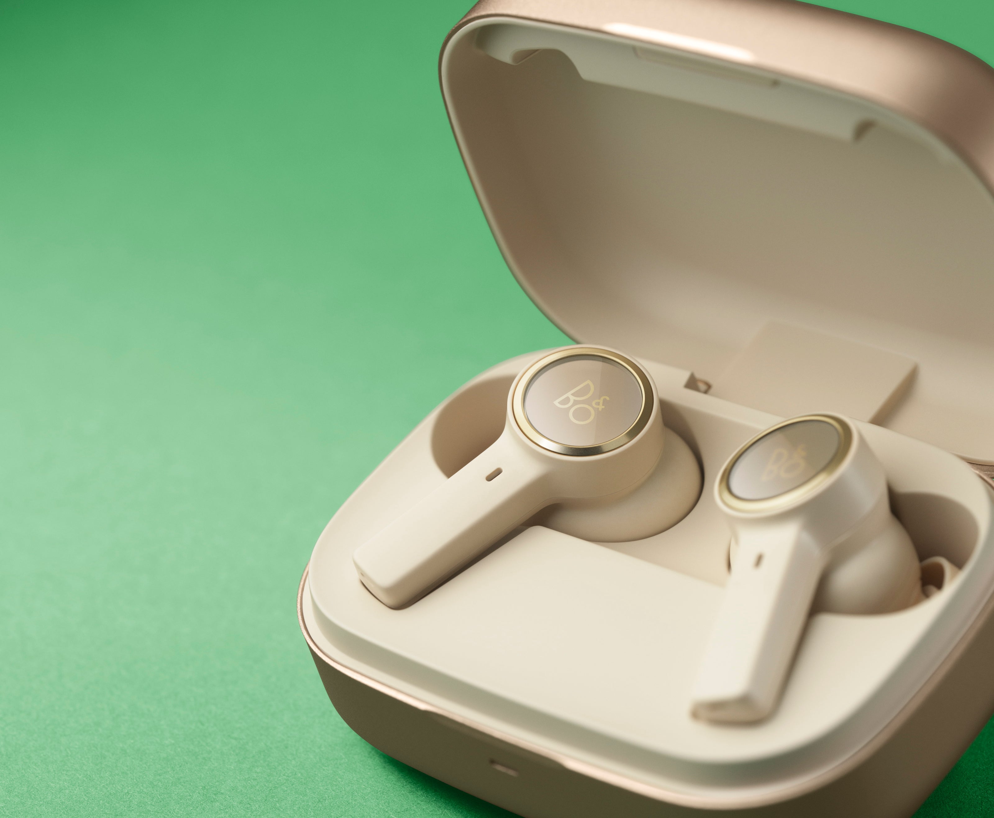 BeoPlay EX -  Gold Tone in Ladeschale