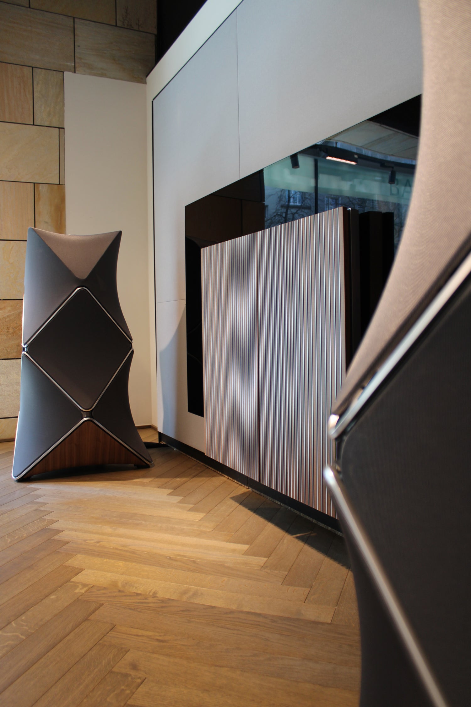 Bang & Olufsen im Living Berlin - BeoLab 90 mit BeoVision Harmony