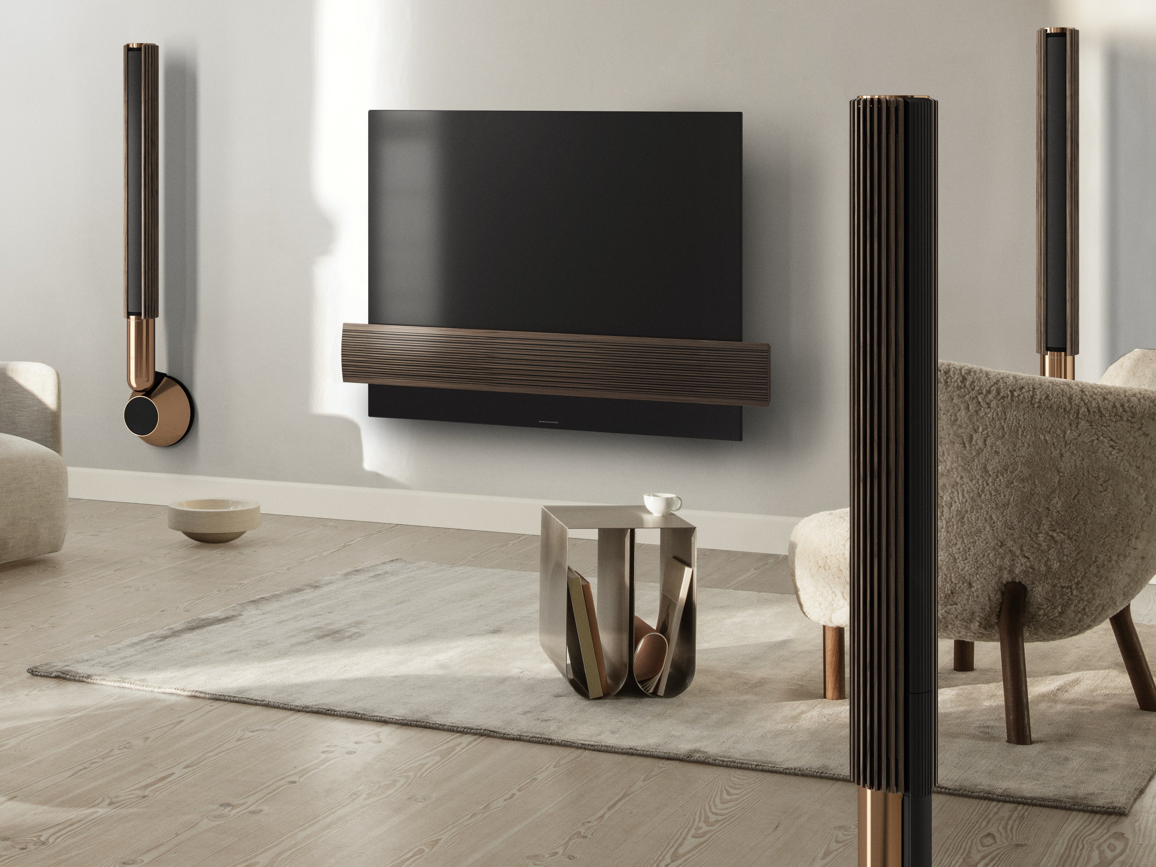 BeoLab 28 in Bronze Tone mit BeoVision Eclipse an der Wand montiert