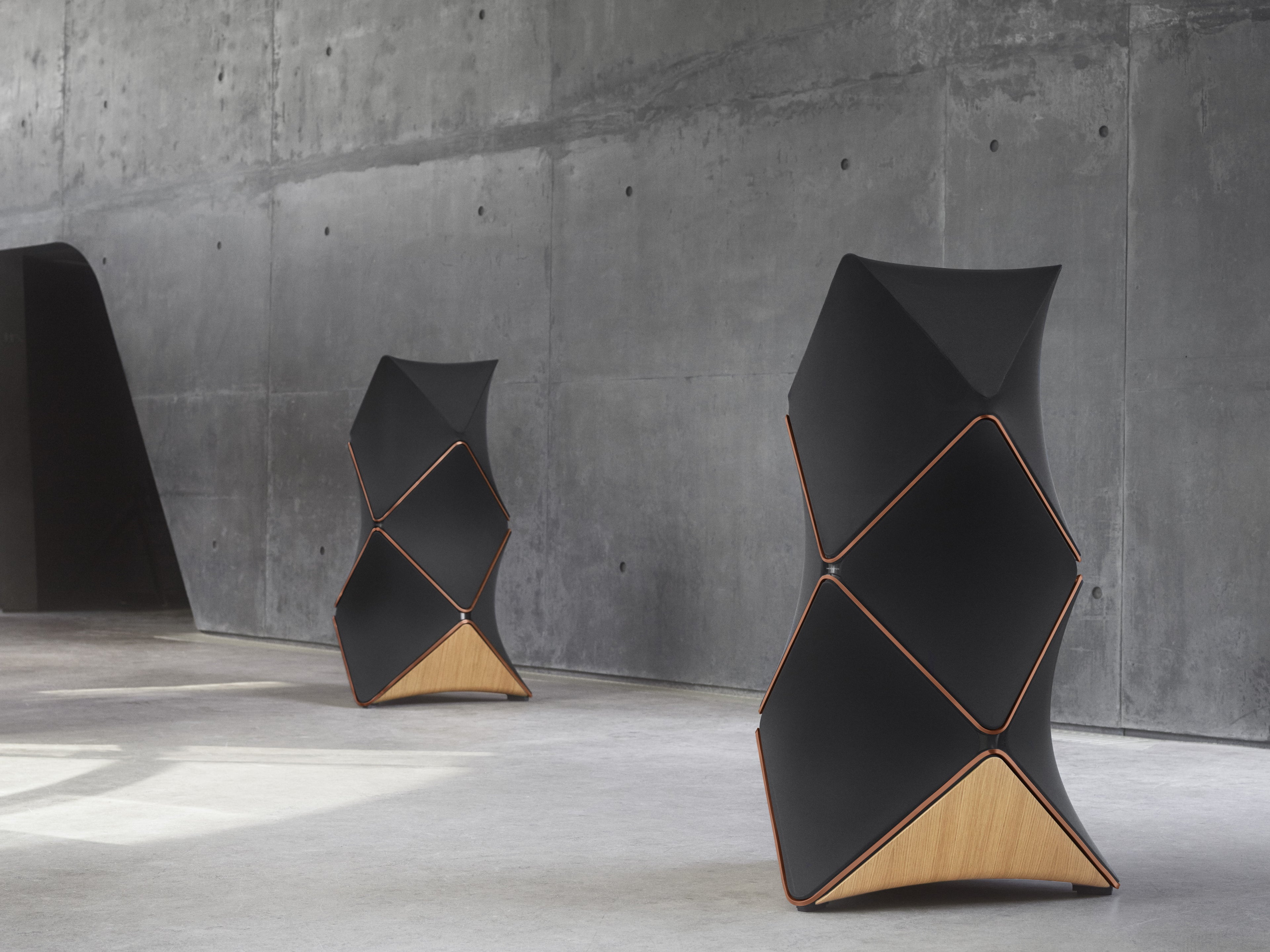 BeoLab 90 in Bronze Tone in einer Hallo mit Betonwänden