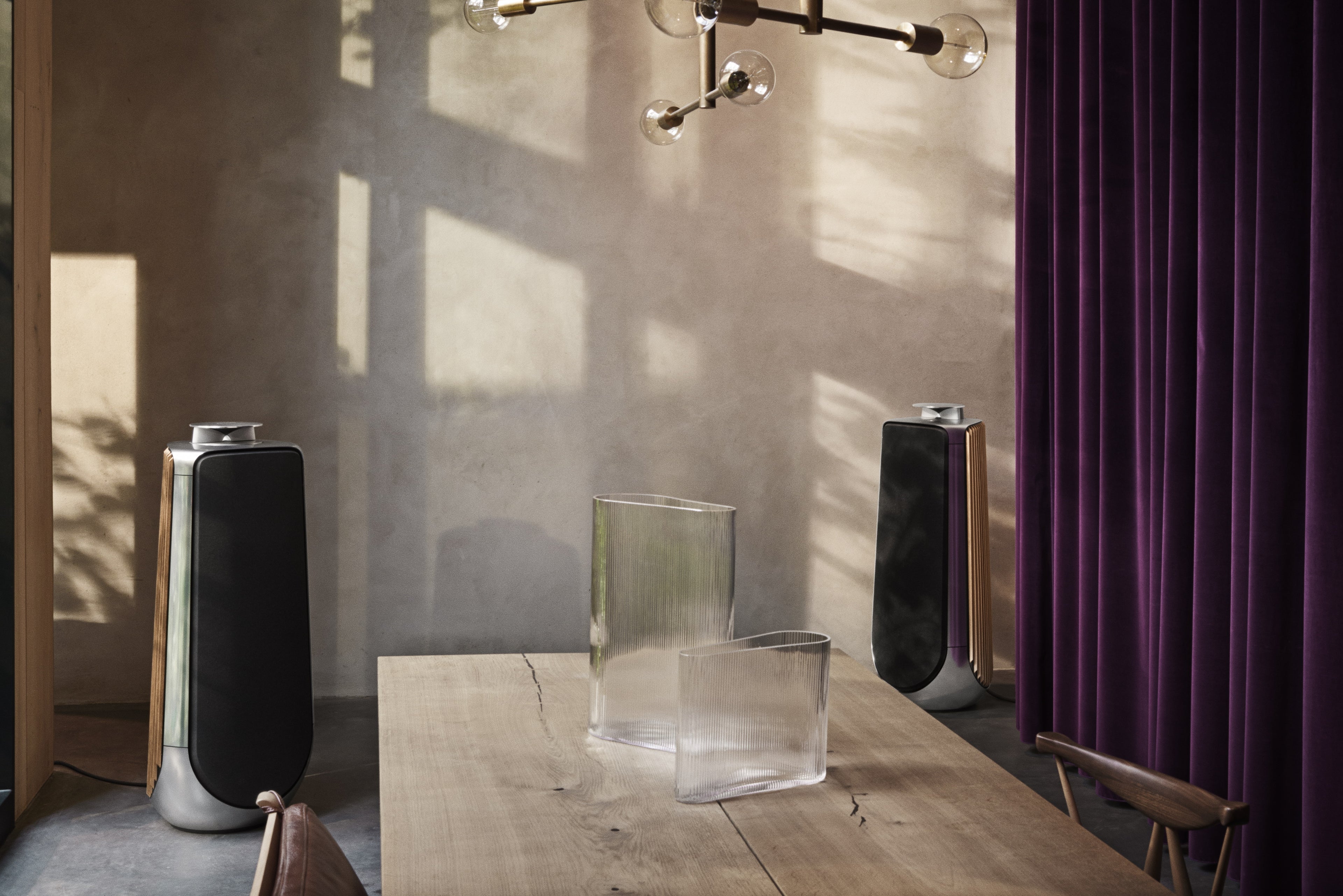 Bang & Olufsen BeoLab 50 in Silber mit Seitenabdeckungen in Eichenholz