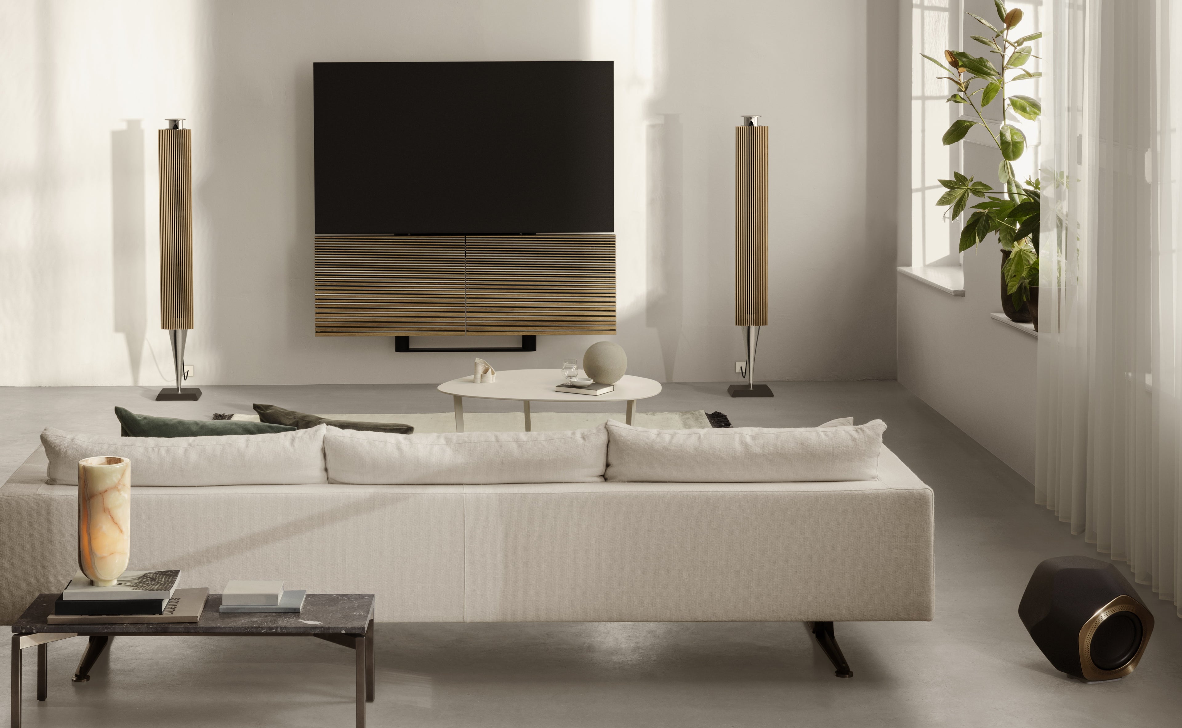 BeoVision Harmony an einer Wand mit BeoLab 18 als Frontlautsprecher und BeoLab 19 Subwoofer