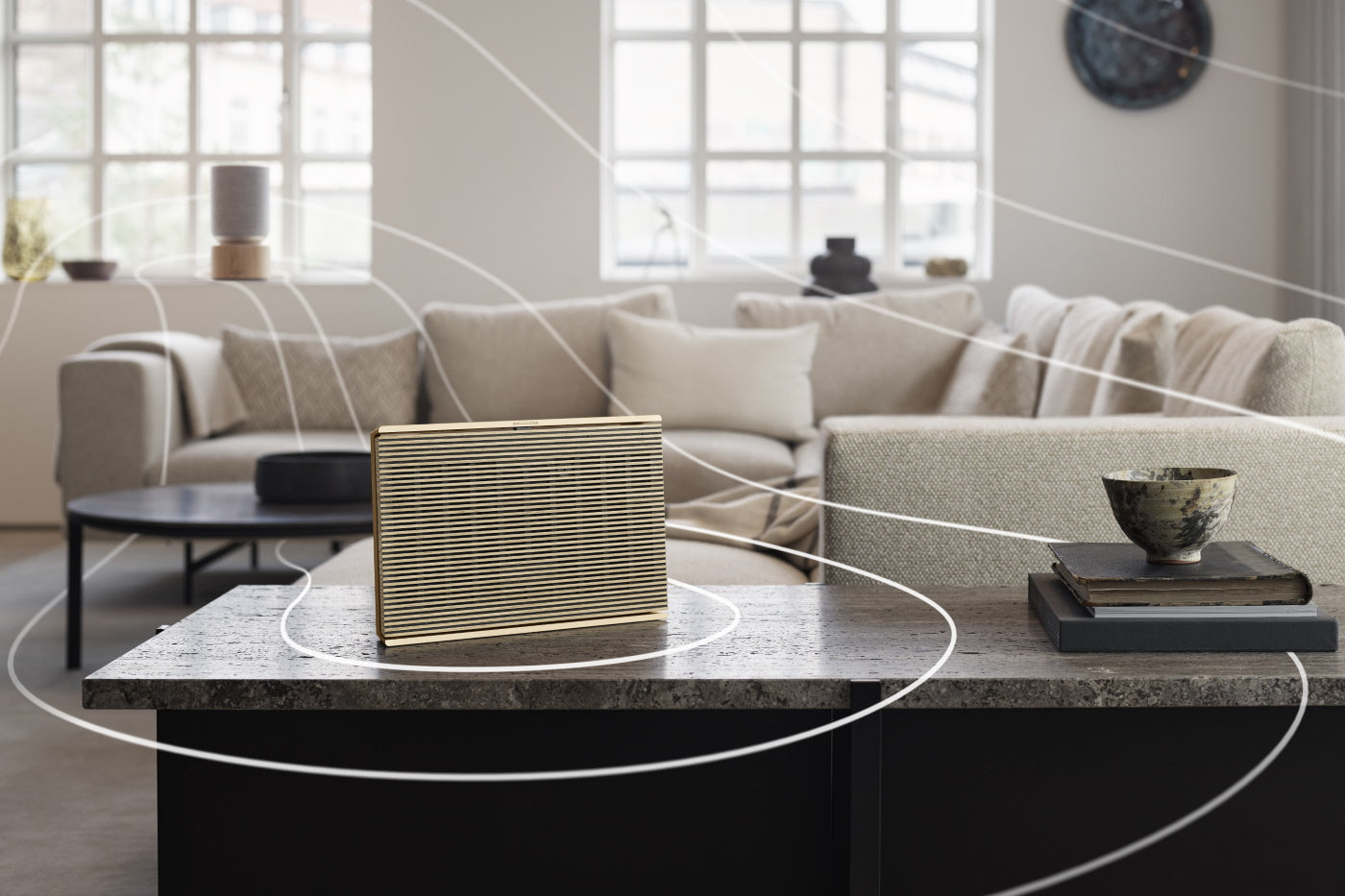 Bang & Olufsen BeoSound Level in Eiche und BeoSound Balance in Hintergrund