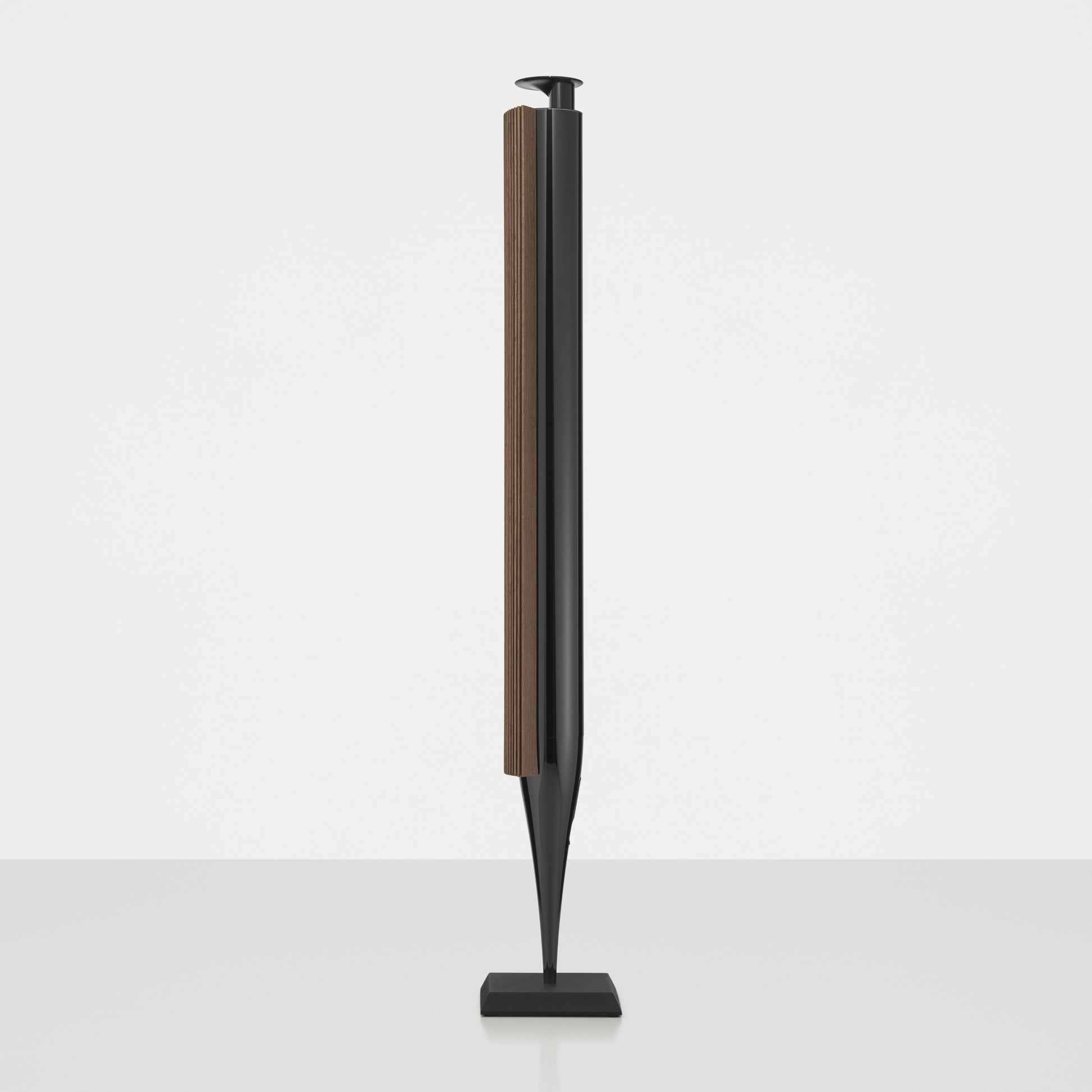 BeoLab 18 in schwarz mit Walnusslamellen