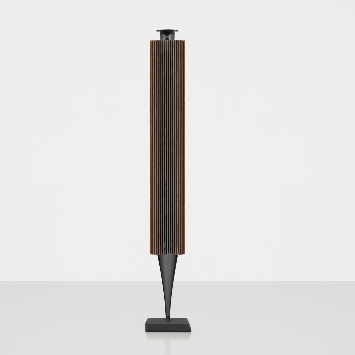 BeoLab 18 in black mit Holzlamellen in smoked oak