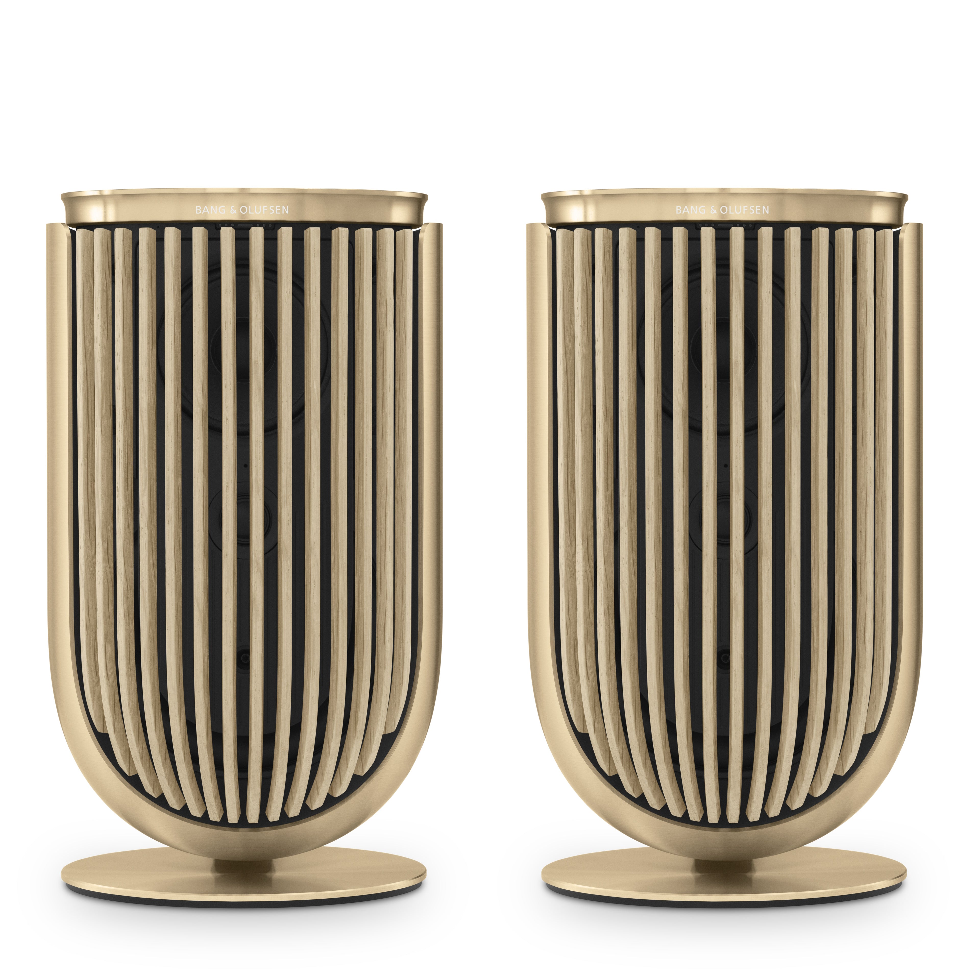 Bang & Olufsen BeoLab 8 in Gold Tone mit Holzcover in light  Oak auf Tischstandfuß gezeigt als Paar