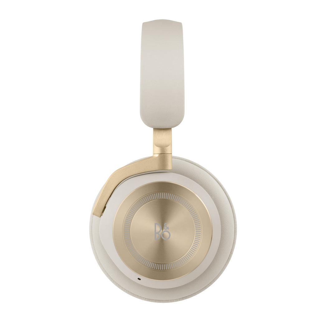 Studio-Aufnahme der Beoplay HX (Gold Tone) von der rechten Seite. Ergänzt die Symmetrie der Produktgalerie und zeigt die konsistente Designsprache der Ohrmuscheln.