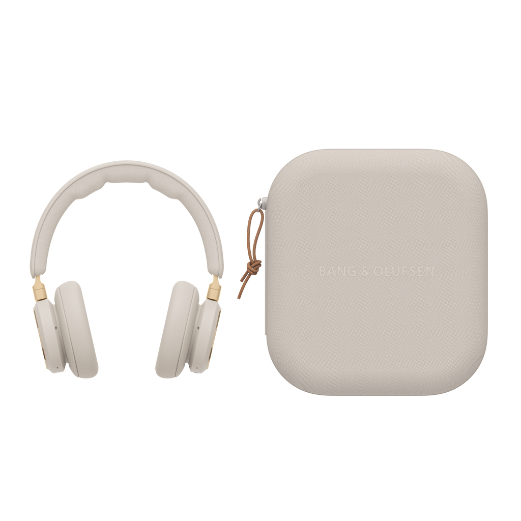 Freigestellte Studio-Aufnahme der Bang & Olufsen Beoplay HX Over-Ear-Kopfhörer in Gold Tone. Das Bild zeigt links den Kopfhörer mit seinem ergonomischen Kopfband und den weichen Lammleder-Ohrpolstern, rechts das dazugehörige, farblich abgestimmte Stoff-Etui mit Reißverschluss. Ein Fokus auf zeitloses Design und langlebigen Komfort für den täglichen Gebrauch.