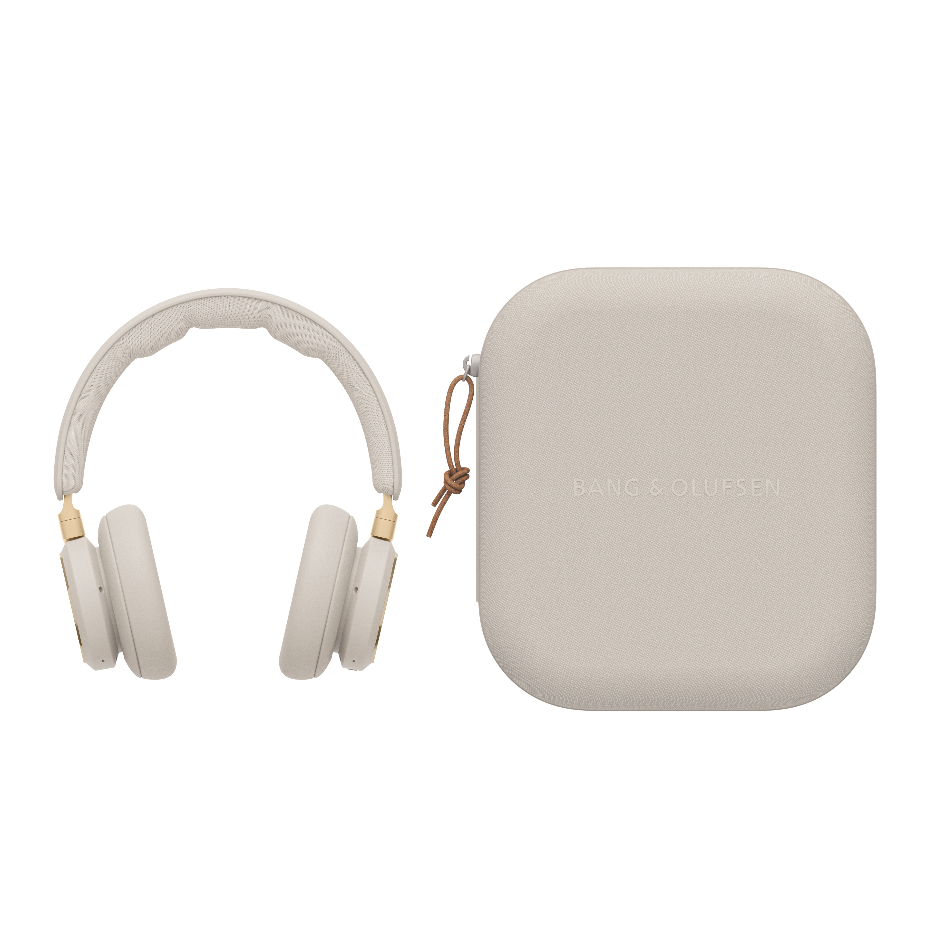Freigestellte Studio-Aufnahme der Bang & Olufsen Beoplay HX Over-Ear-Kopfhörer in Gold Tone. Das Bild zeigt links den Kopfhörer mit seinem ergonomischen Kopfband und den weichen Lammleder-Ohrpolstern, rechts das dazugehörige, farblich abgestimmte Stoff-Etui mit Reißverschluss. Ein Fokus auf zeitloses Design und langlebigen Komfort für den täglichen Gebrauch.