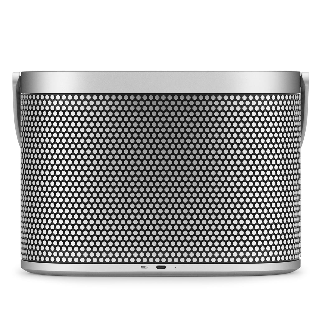 Detailansicht der Rückseite des Bang & Olufsen Beosound A5 Spaced Aluminium mit Fokus auf den USB-C Ladeanschluss und die Status-LED im unteren Aluminium-Rahmen.