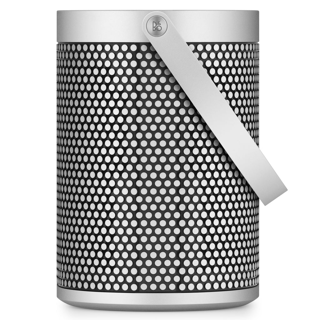Nahaufnahme des Bang & Olufsen Beosound A5 Spaced Aluminium mit seitlich angewinkeltem Aluminium-Tragegriff und Fokus auf die feine, kreisförmige Perforierung des Gehäuses.