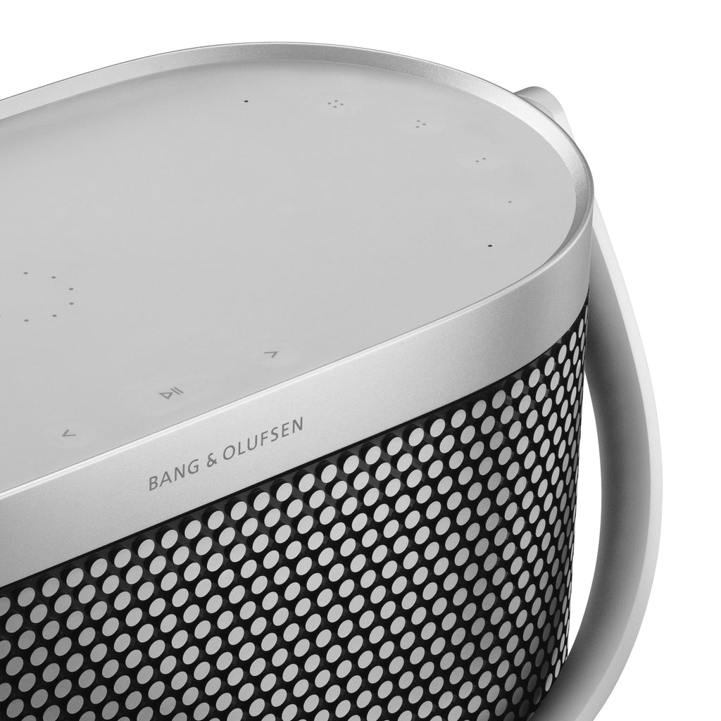 Detailaufnahme der Oberseite des Beosound A5 Spaced Aluminium – zeigt die präzise Bang & Olufsen Gravur im Aluminium-Rahmen und die dezenten Touch-Bedienelemente.