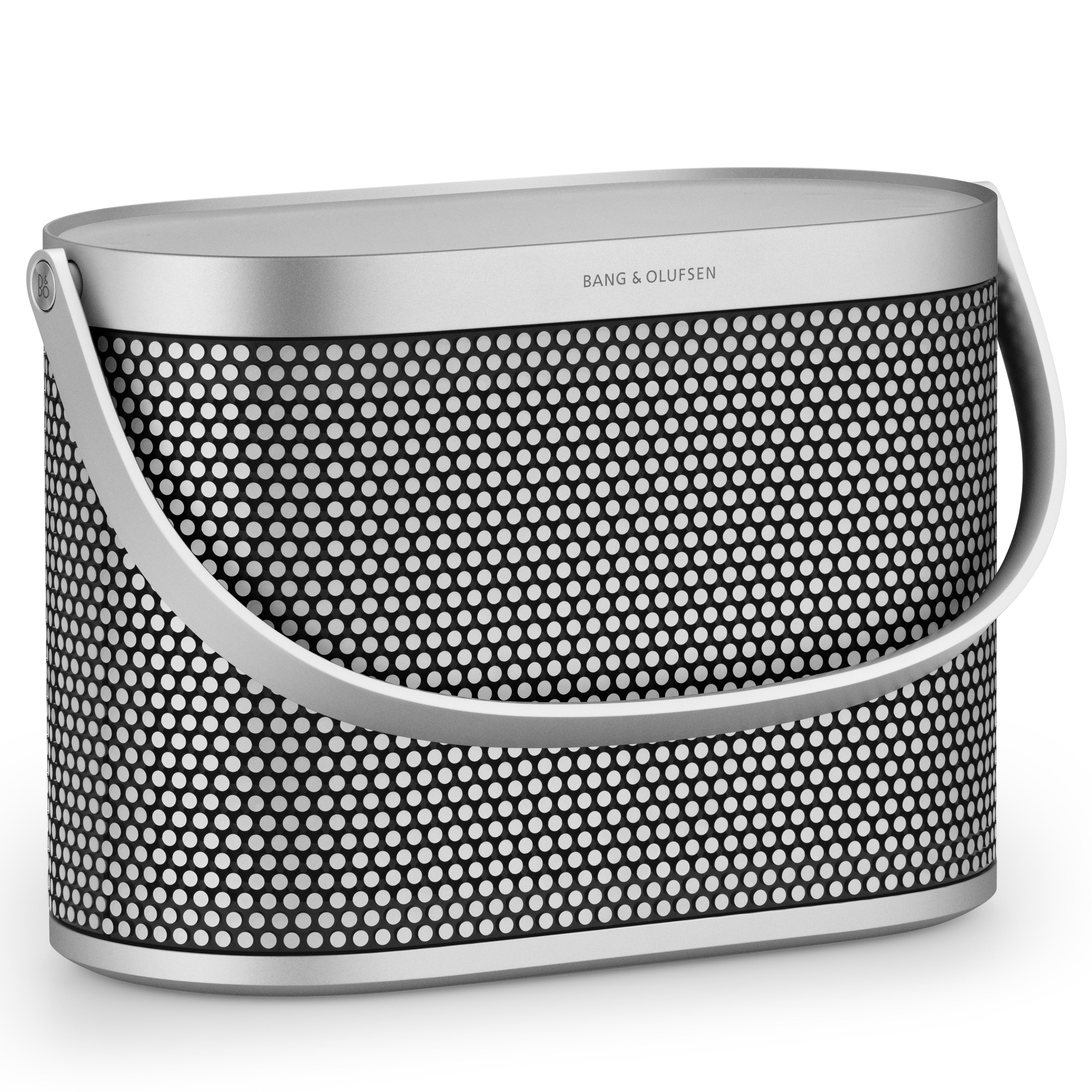 Seitliche Perspektive des Bang & Olufsen Beosound A5 Spaced Aluminium mit elegant nach unten geklapptem Tragegriff und Fokus auf das fein perforierte Aluminium-Cover.