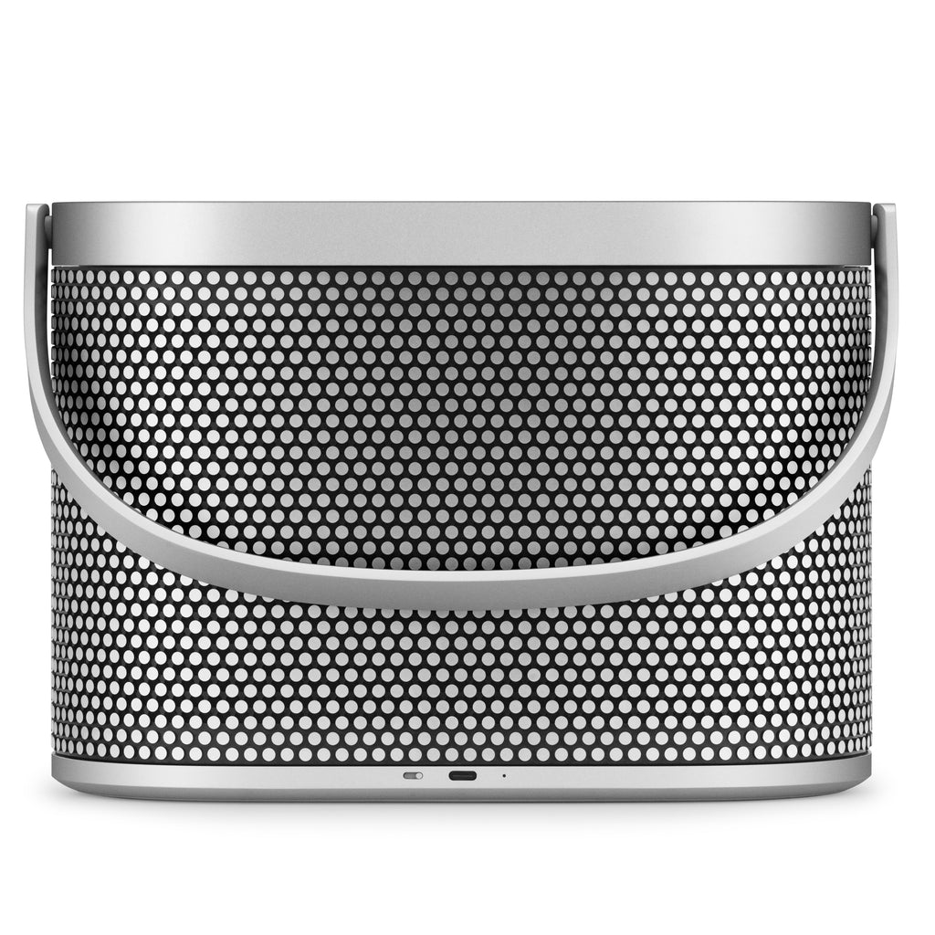 Rückansicht des Bang & Olufsen Beosound A5 Spaced Aluminium mit nach unten geklapptem Tragegriff, sichtbarem USB-C Ladeanschluss und Mikrofon-Schiebeschalter am unteren Gehäuserand.