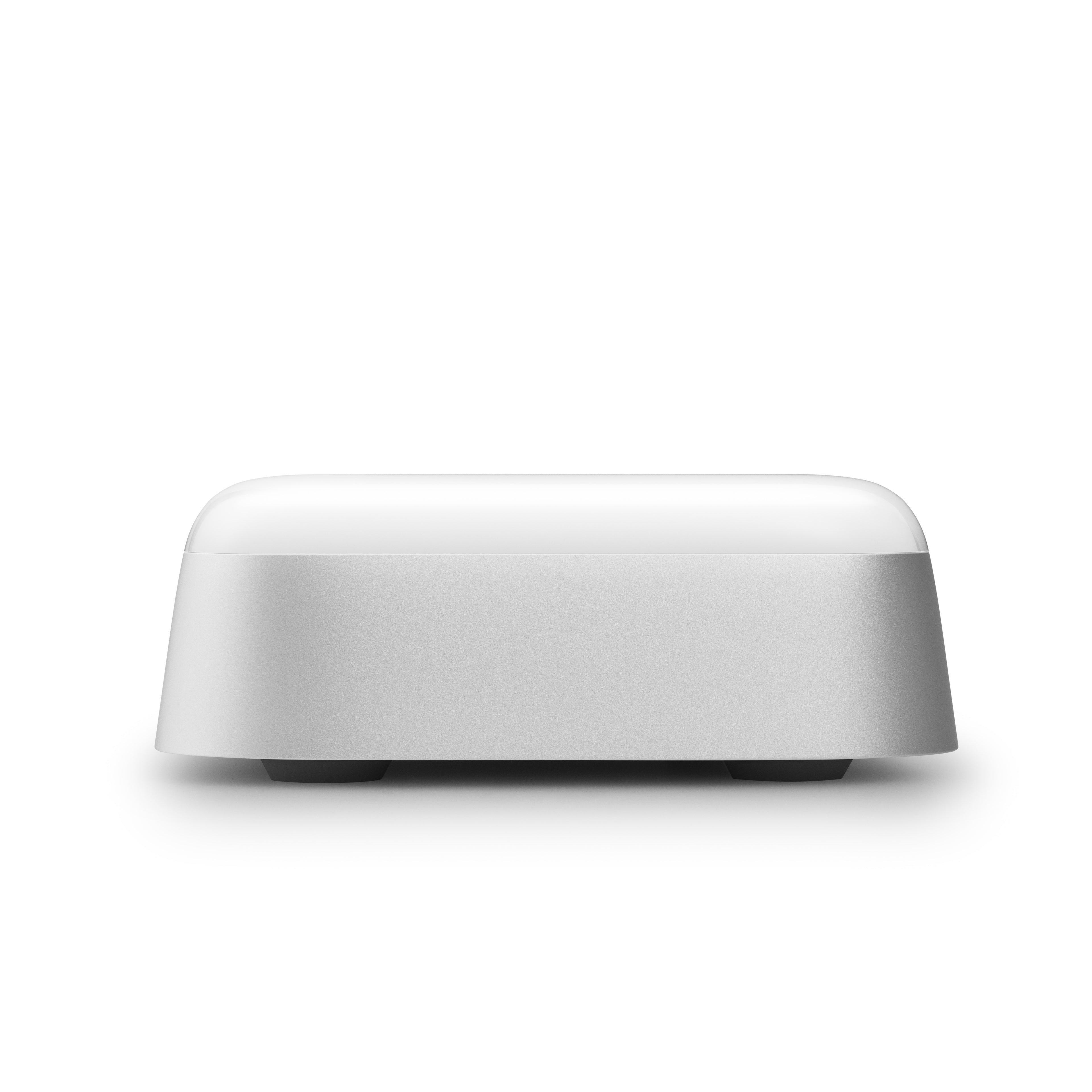 Frontalansicht des Bang & Olufsen Beoconnect Core; zeigt das minimalistische Gehäuse aus silbernem Aluminium und die weiße Oberseite vor neutralem Hintergrund.