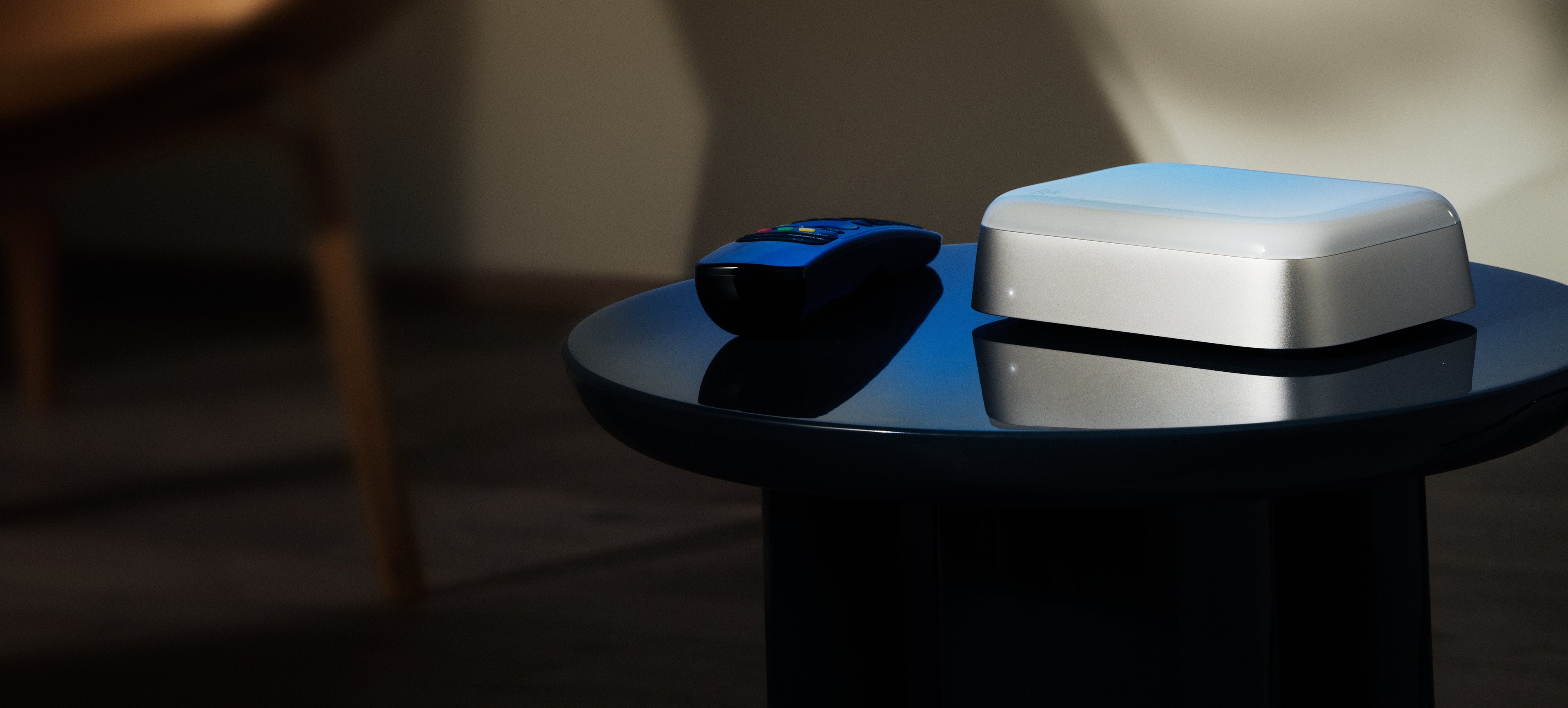 Bang & olufsen Beoconnect Core auf einem Tisch