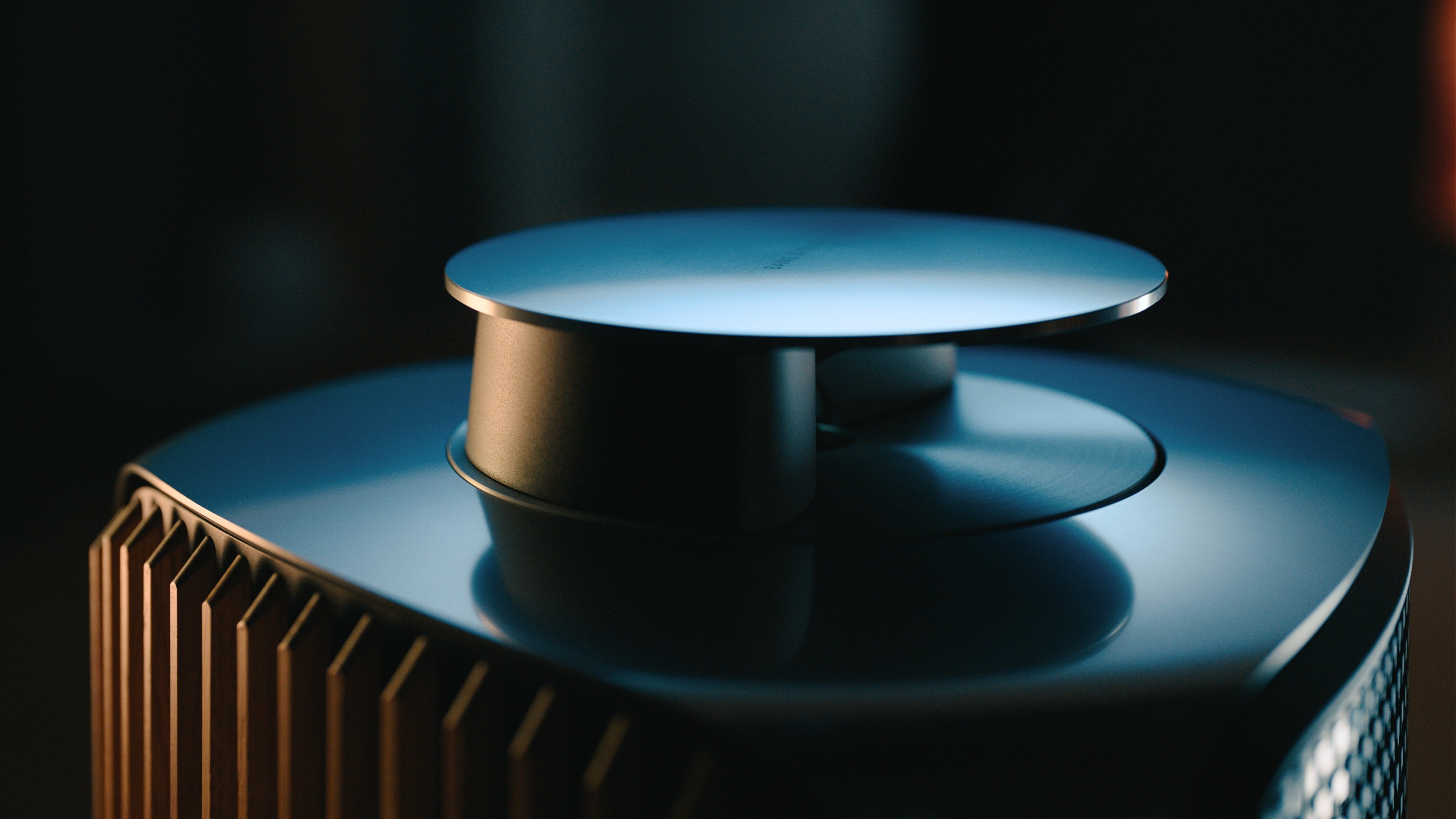 Bang & Olufsen BeoLab 50 in silber - Nahaufnamhe der akustischen Linse