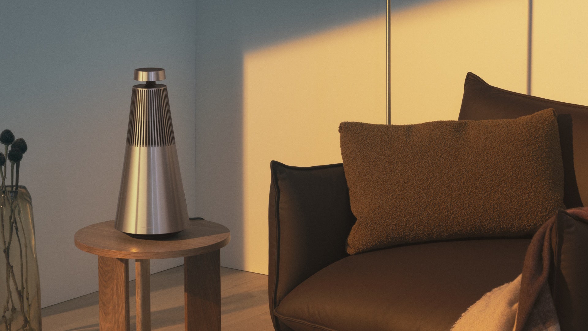 Frontalansicht des Bang & Olufsen Beosound 2 (3. Generation) Heimlautsprechers in Silber. Das Bild zeigt das ikonische konische Design aus hochwertigem, glänzendem Aluminium mit der markanten Lamellenstruktur im oberen Bereich