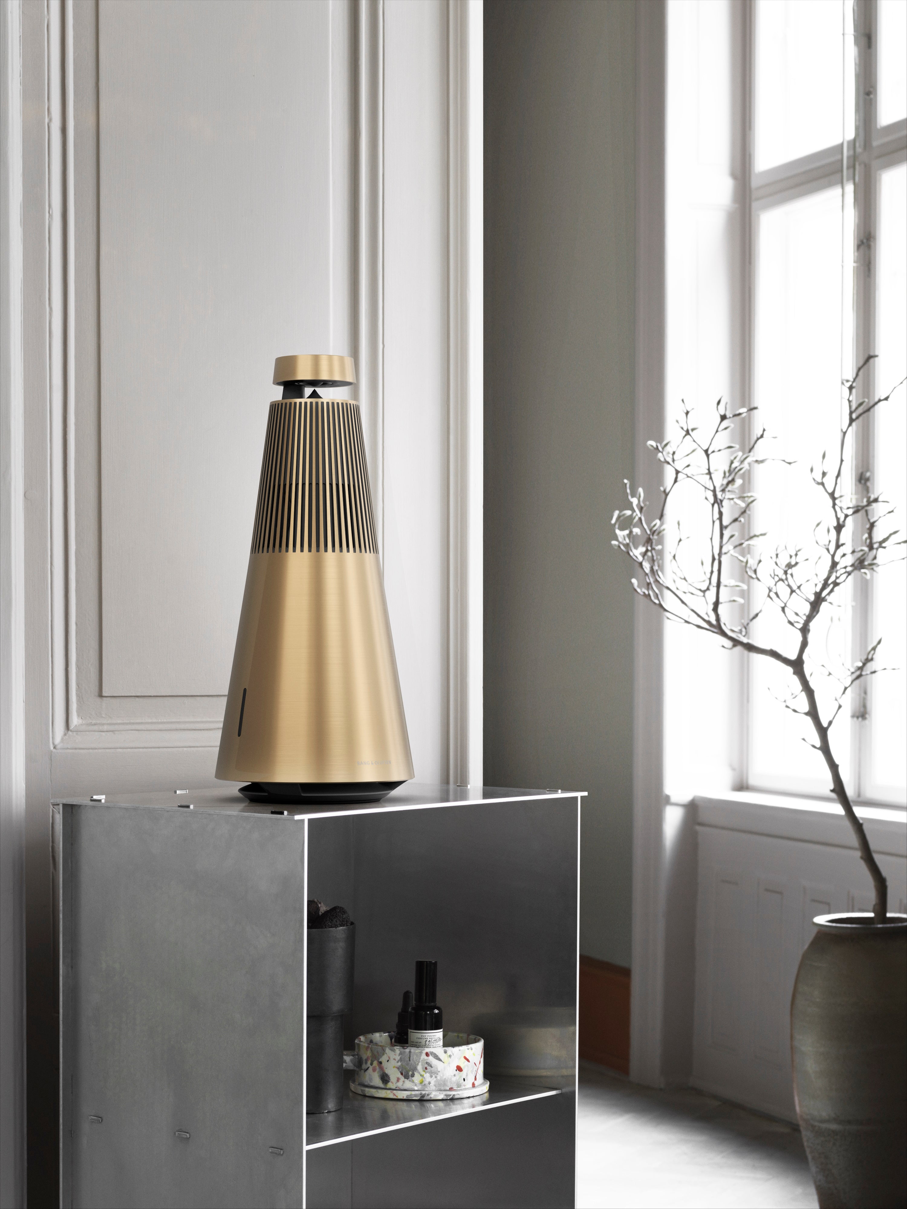 Bang & Olufsen Beosound 2 in Gold Tone auf einem Metallregal