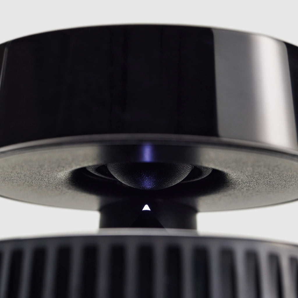 Beosound 2 Vollebak Edition. Detailaufnahme Linse mit Tweeter