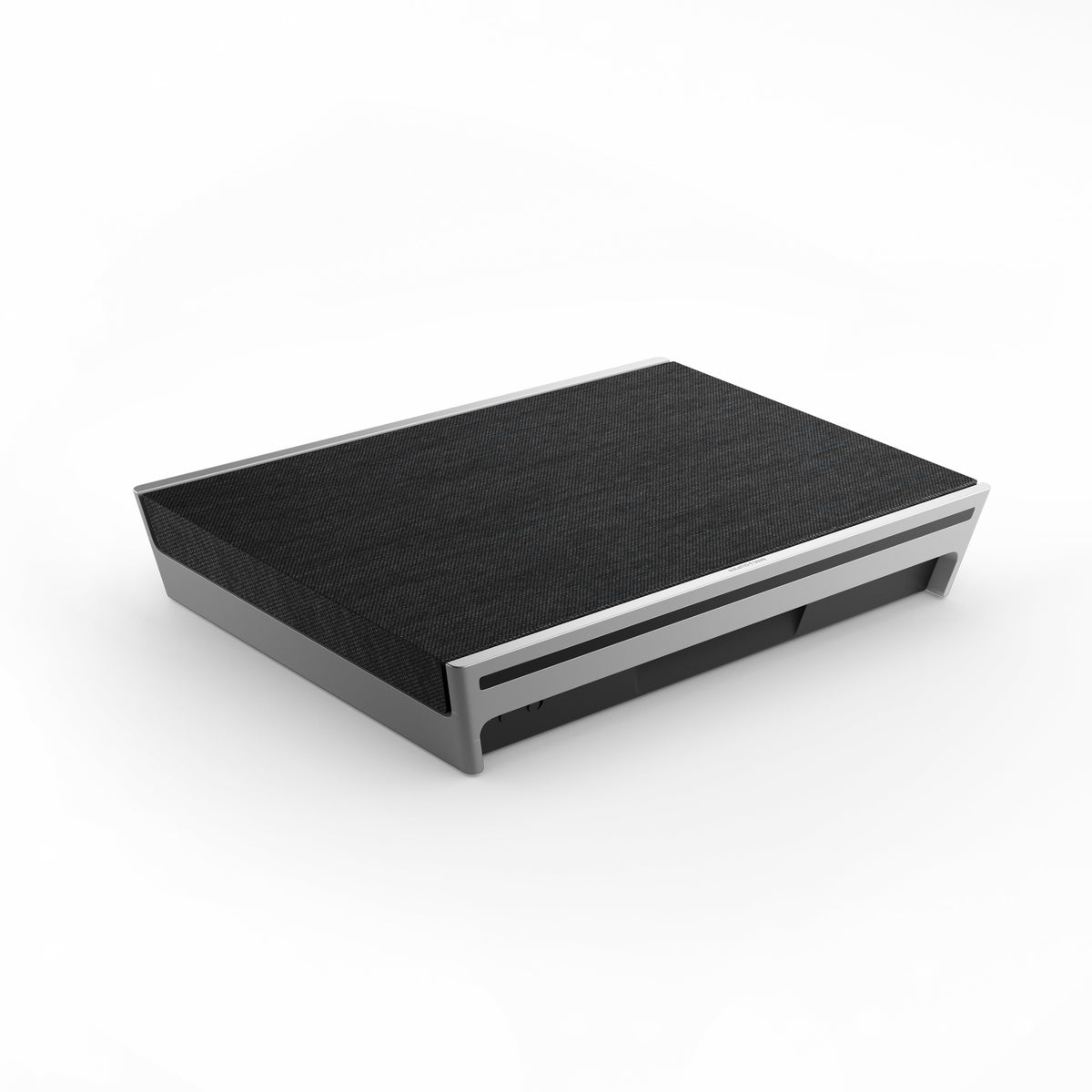 Studio-Aufnahme des Beosound Level in Natural Aluminium mit dunkelgrauer Textilfront, flach liegend. Diese Position aktiviert das 360-Grad-Klangprofil für eine gleichmäßige Raumbeschallung.