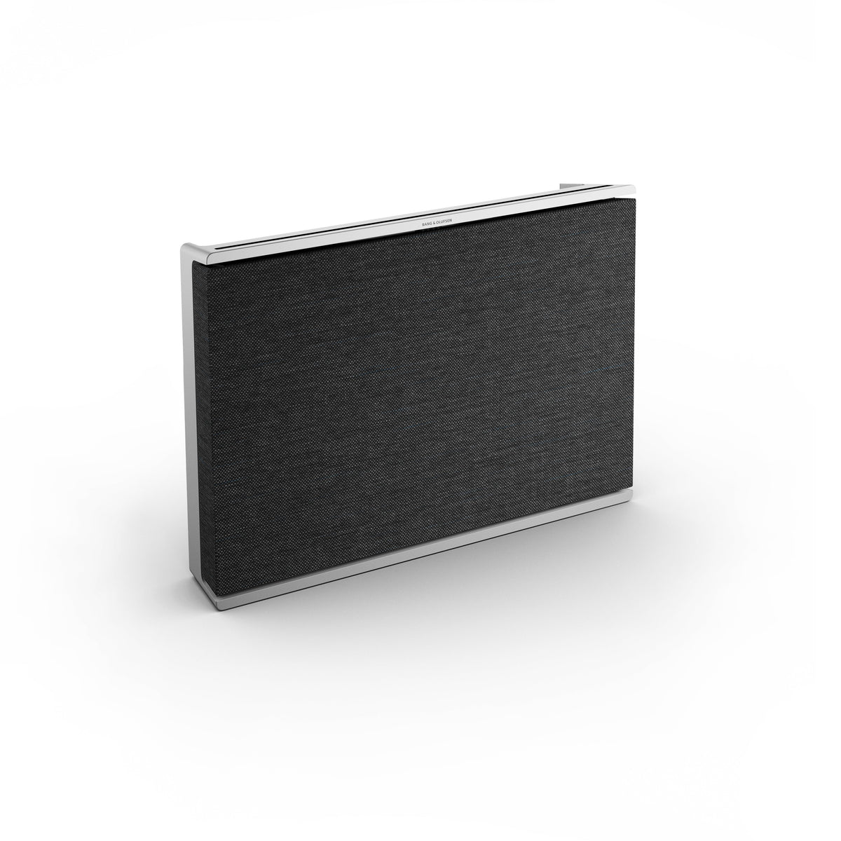 Isometrische Studio-Ansicht des Beosound Level in Natural Aluminium. Zeigt die schlanke Form des Lautsprechers in aufrechter Standposition für fokussierten 180-Grad-Sound.
