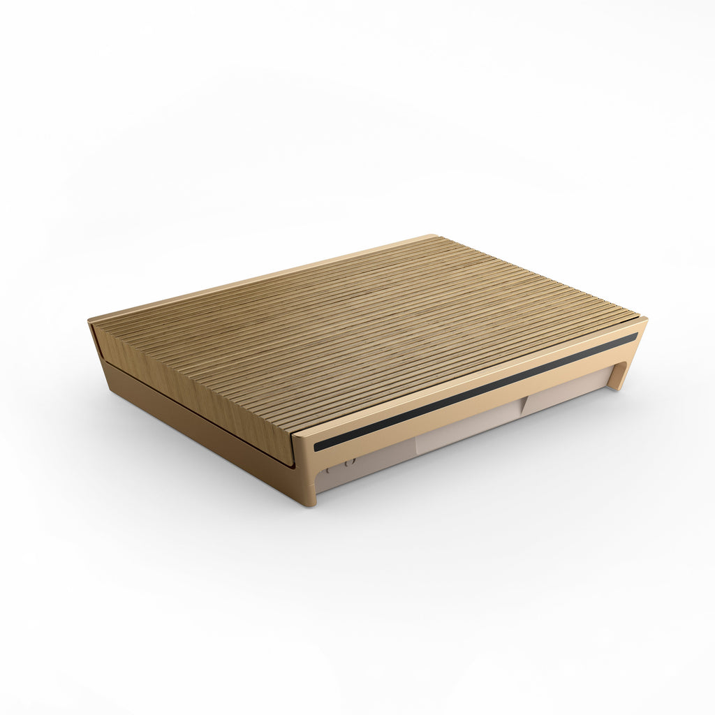 Studio-Aufnahme des Beosound Level in Gold Tone Aluminium mit hellen Eichenholz-Lamellen, flach liegend. Betont die hochwertige Materialkombination und die flache Form für die 360-Grad-Klangabstrahlung
