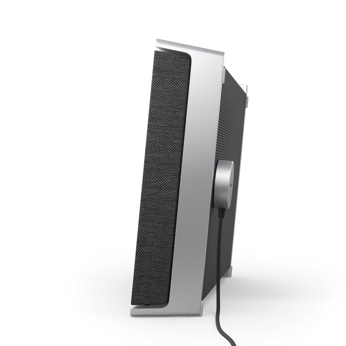 Seitenansicht des Beosound Level (Natural/Grey) im Stehen, mit angeschlossenem magnetischem Aluminium-Ladestecker und schwarzem Kabel.