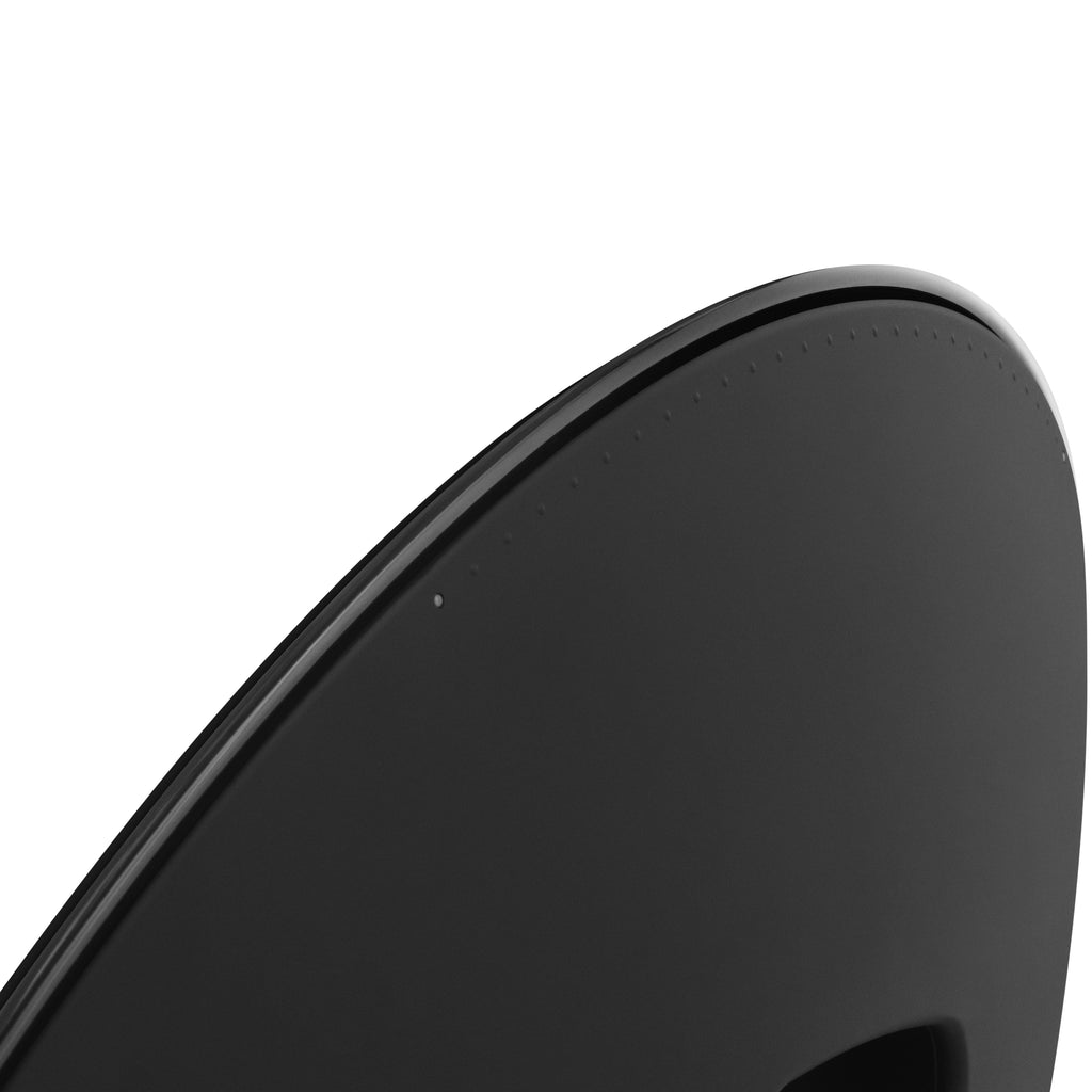 Nahaufnahme der oberen Rückseite einer Beosound A9 in Black Anthracite. Das Bild zeigt den anthrazitfarbenen Aluminiumring und die dezenten, haptischen Punkte auf dem schwarzen Gehäuse, die als Touch-Interface für die Lautstärkeregelung dienen. Minimalistisches Technik-Detail, freigestellt auf weißem Hintergrund.