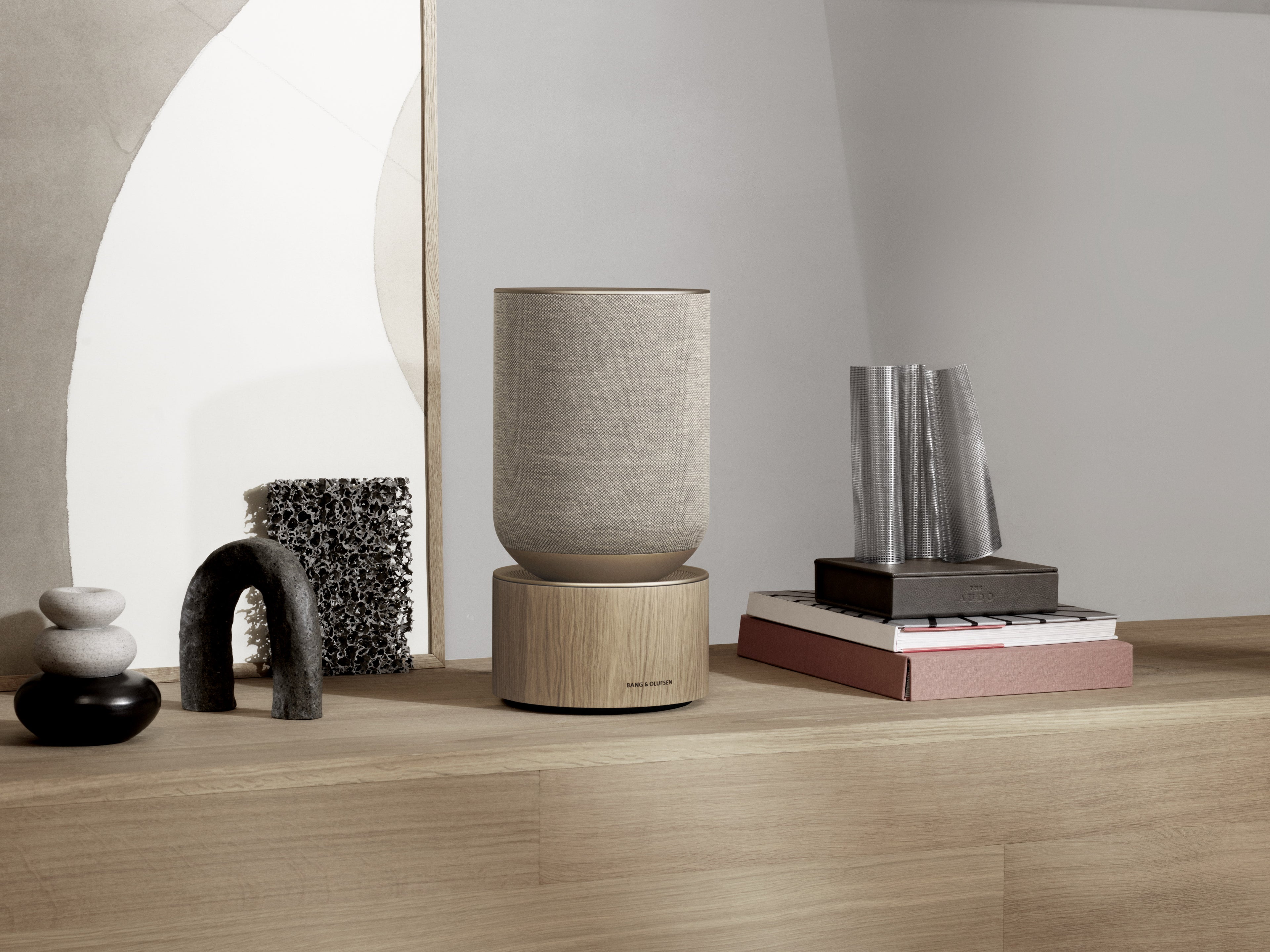 Bang & Olufsen BeoSound Balance auf einem Möbelstück
