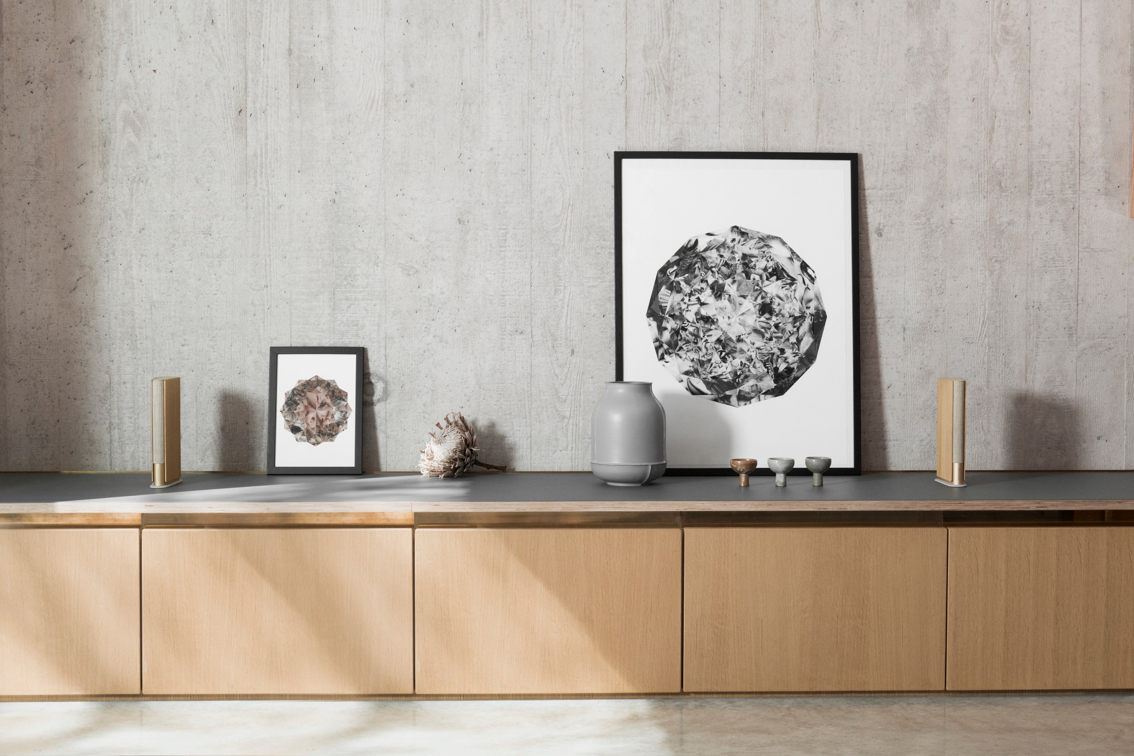 zwei Beosound Emerge als Stereopaar auf einem Sideboard