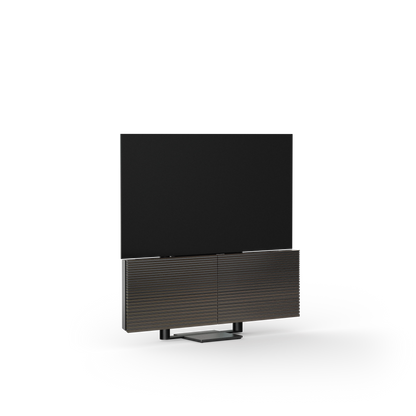 Bang & Olufsen, B&O, Beovision Harmony in Black Anthracite / Dark oak - Ansicht von schräg vorn, Soundcenter geöffnet, normaler Bodenstandfuß