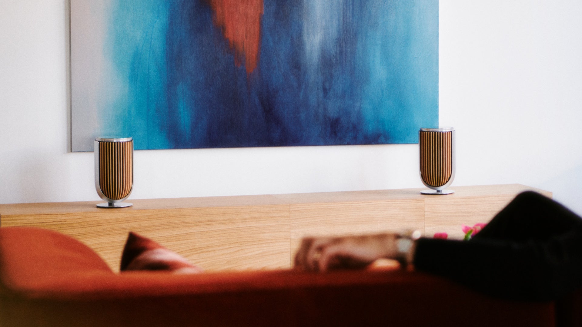 zwei Beolab 8 von Bang & Olufsen auf einem Sideboard