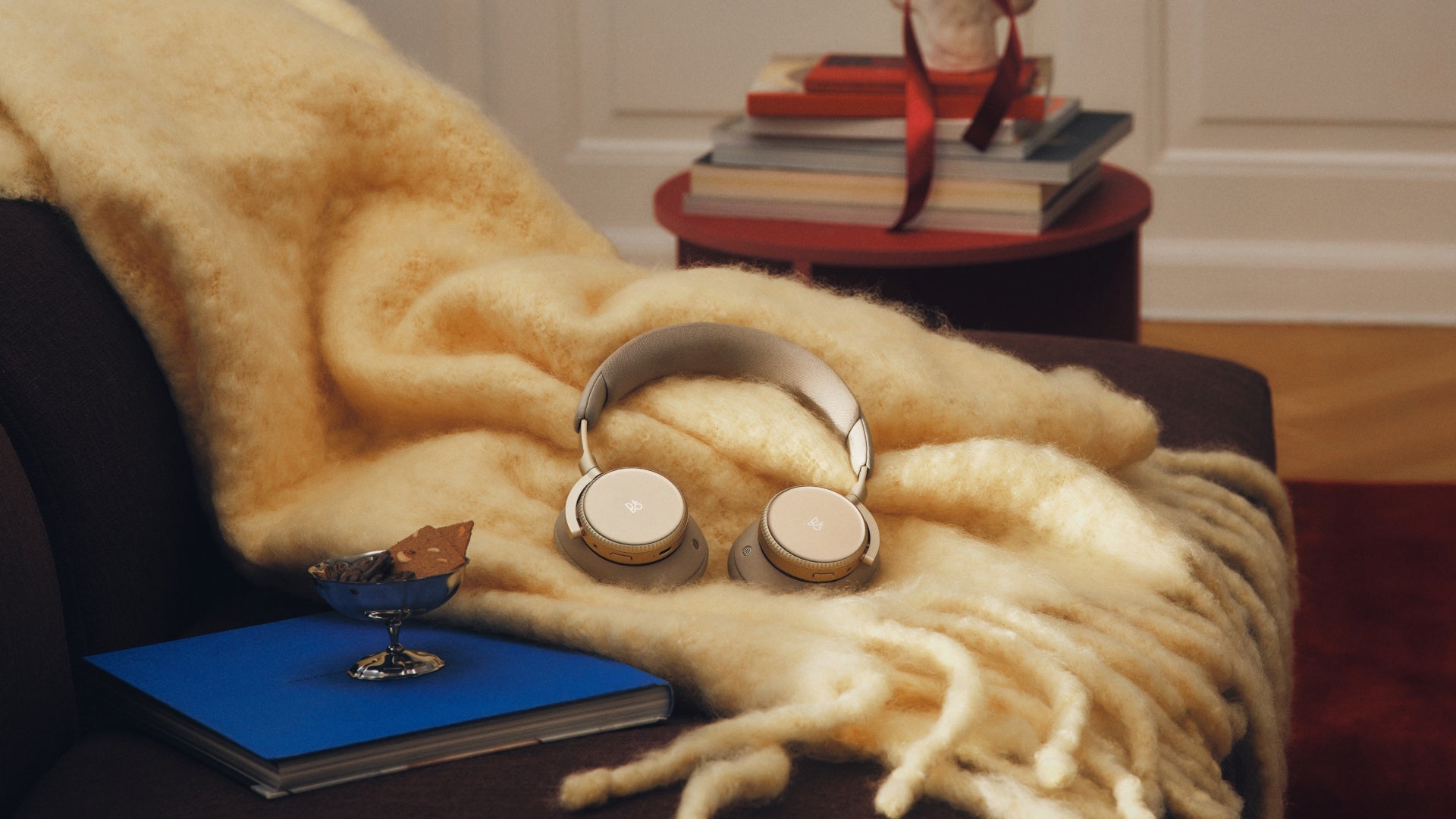Beoplay H100 von Bang & Olufsen liegt auf einer Wolldecke