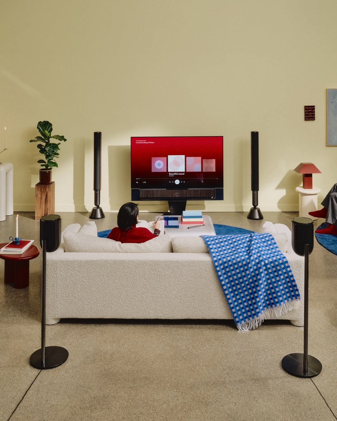 Heimkinosystem mit Beovision Theatre und Beolab 28 und beolab 8 lautsprechern von Bang & Olufsen