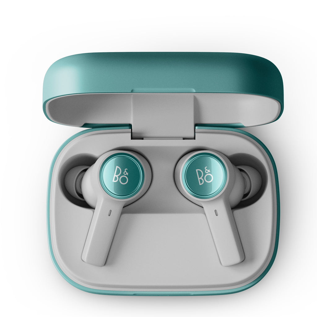 geöffnete Ladeschale des Beoplay Eleven In-Ear Kopfhörers von Bang & Olufsen in Eucalyptus Green mit den beiden Earbuds darin