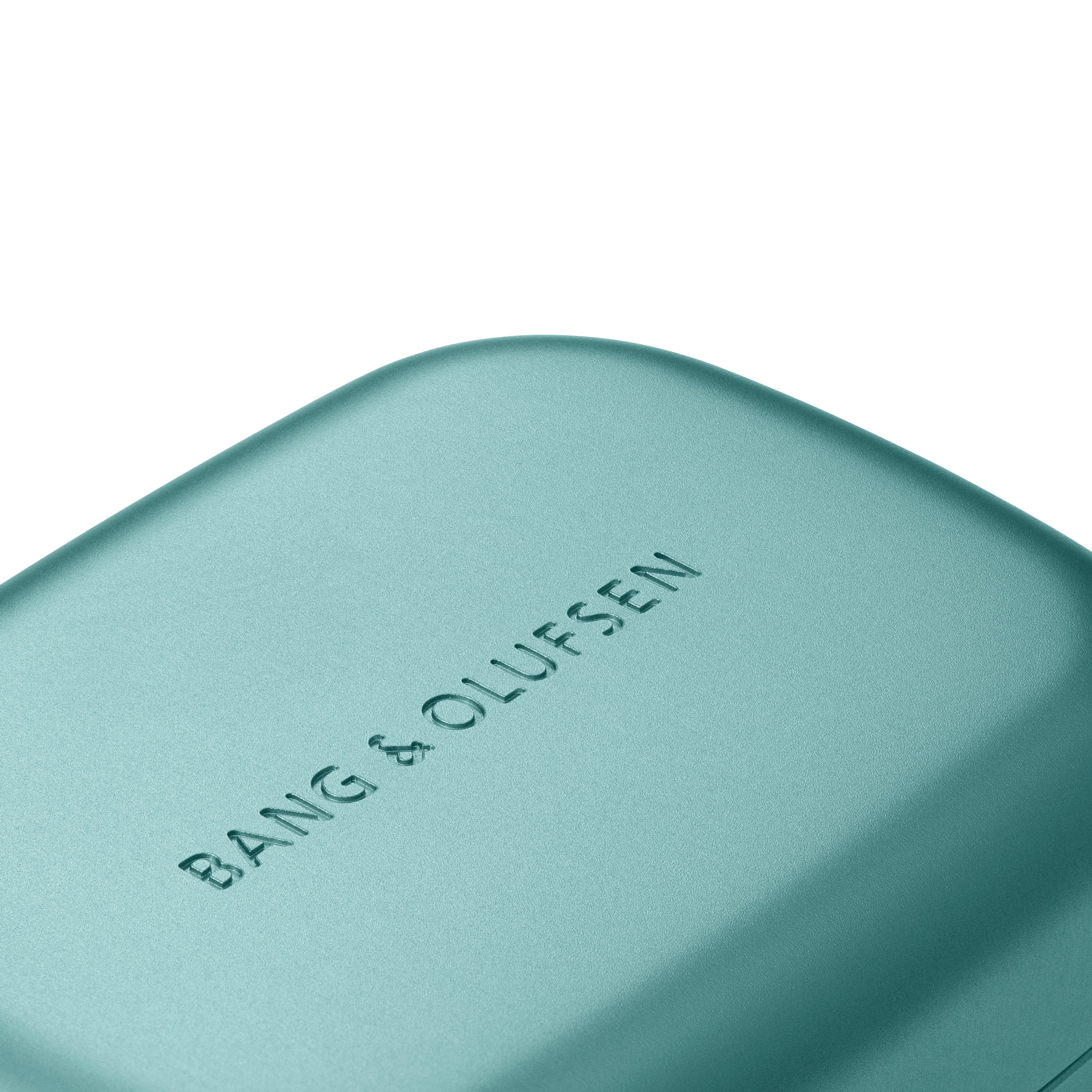 Bang & Olufsen, B&O, Beoplay Eleven (Hi-Fi-ANC-Earbuds) - Ladeschale in Eucalyptus Green - Detailaufnahme Bang & Olufsen schriftzug