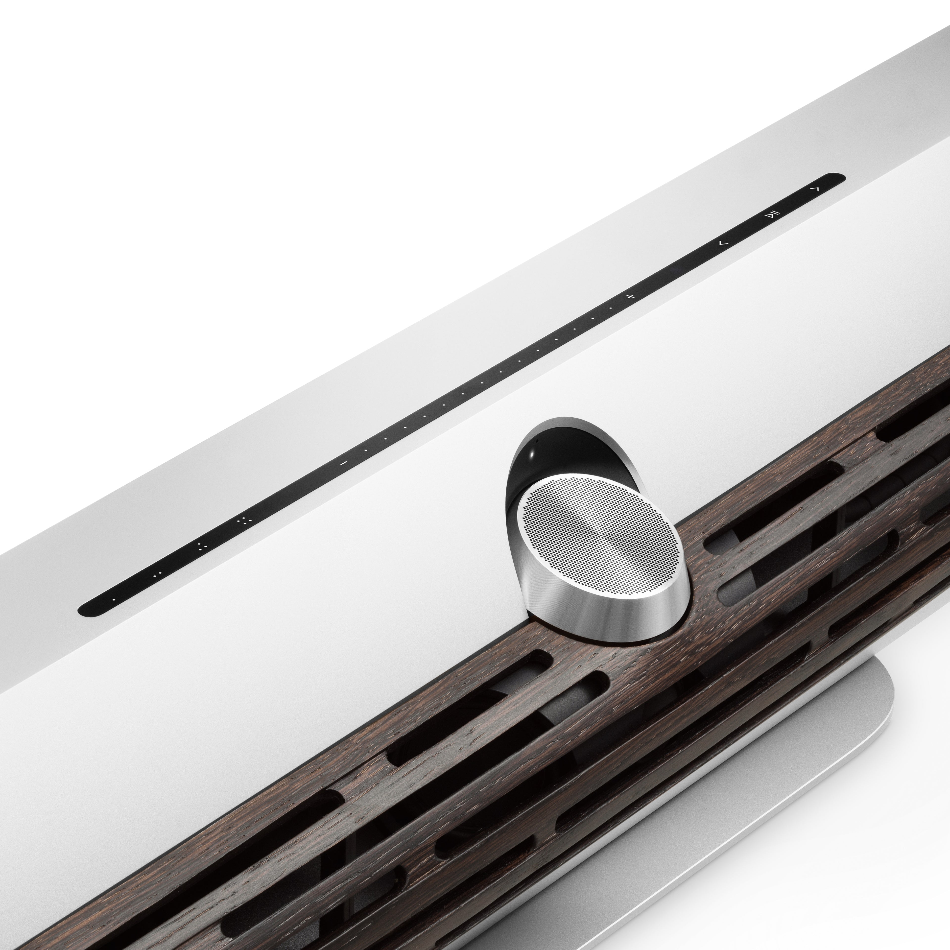 Bang & olufsen Beosound Premiere Soundbar in Natural Aluminium - Ansicht von vorn mit Cover in Dark Oak - Blick auf die Bedientasten