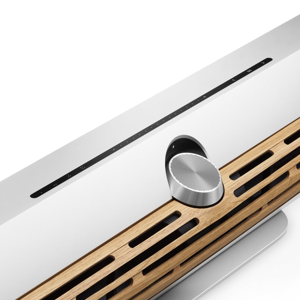 Bang & olufsen Beosound Premiere Soundbar in Natural Aluminium - Ansicht von vorn mit Cover in Eichenholz - Blick auf die Bedienteasten