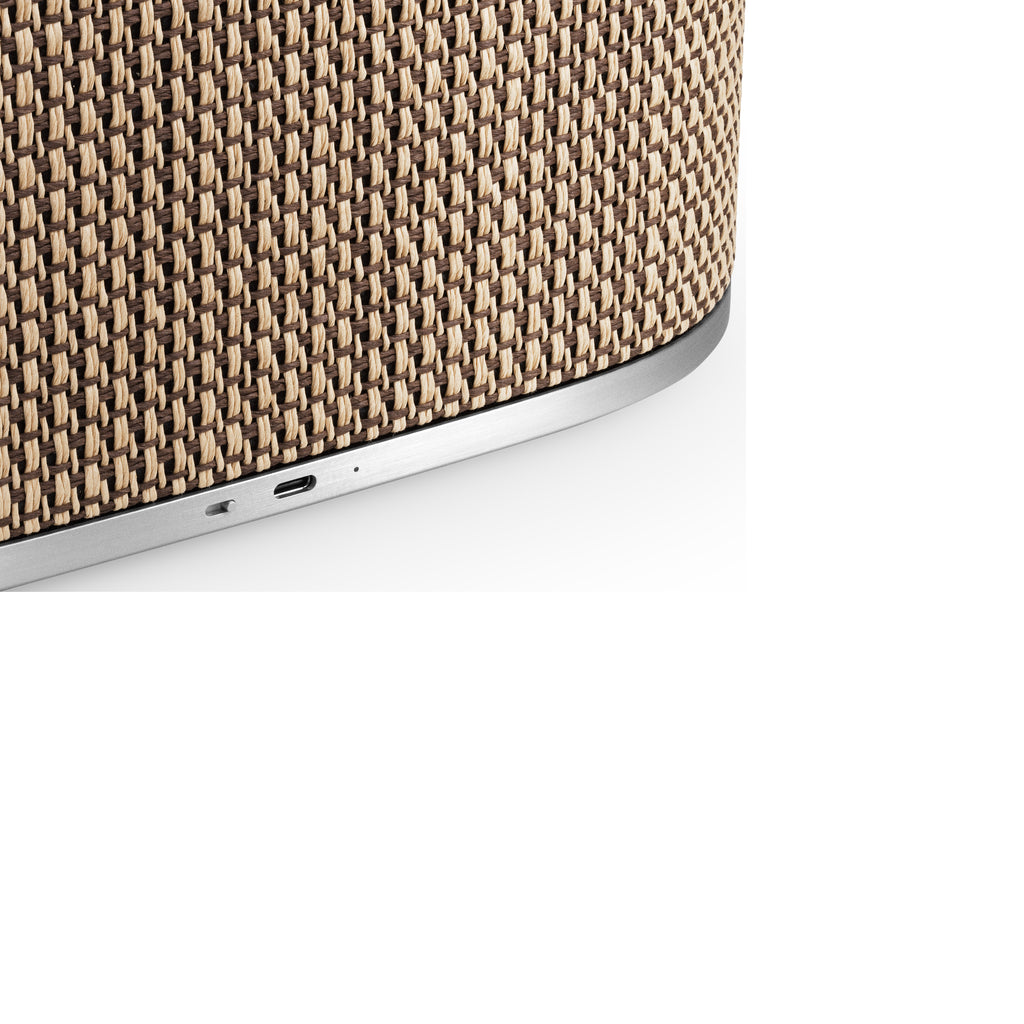 Bang & Olufsen, B&O Beosound A5 - tragbarer Multiroom Lautsprecher aus der Centennial Collection in Century Weave - Ansicht auf den Ladeanschluss