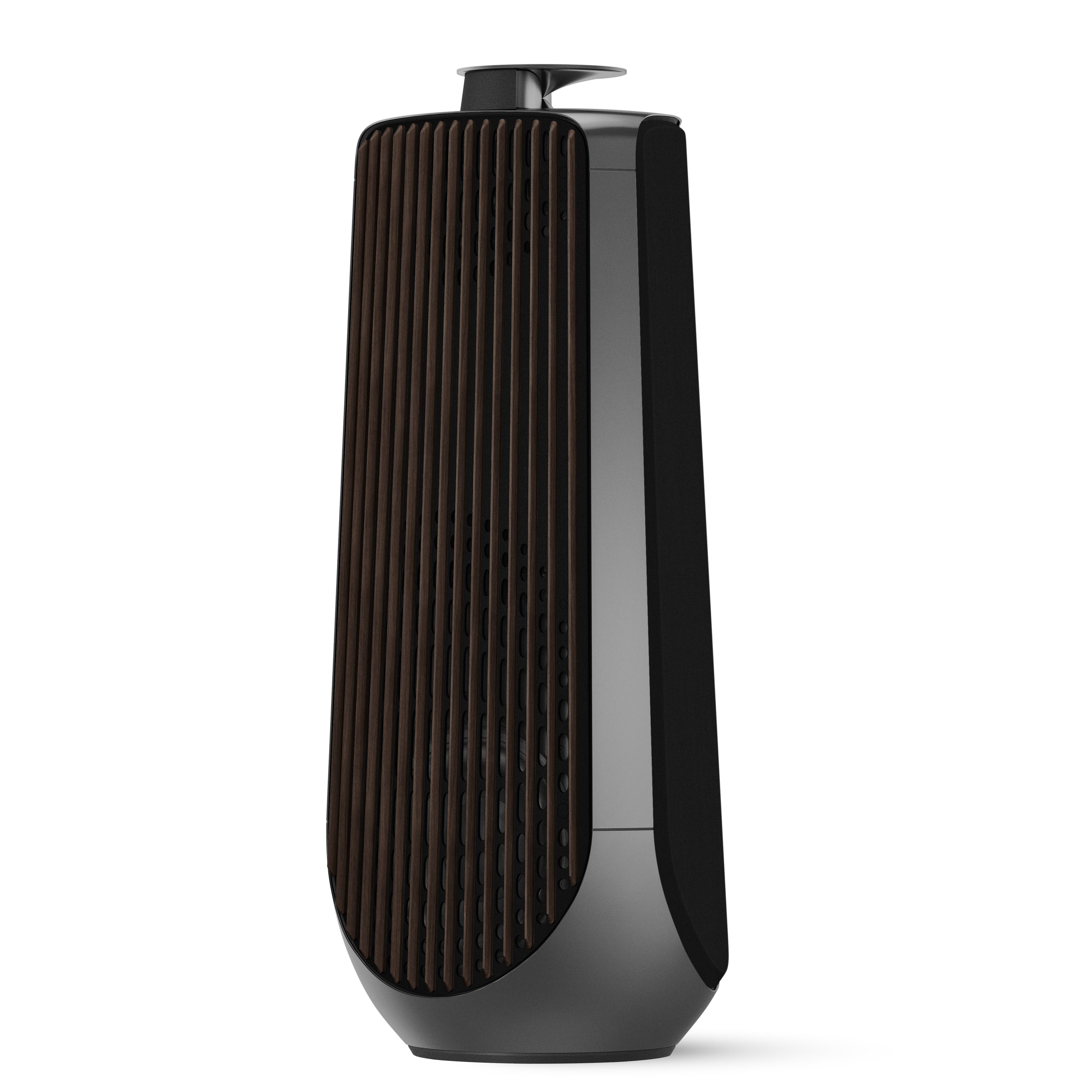 Bang & Olufsen Beolab 50 High-End Aktivlautsprecher in Black Anthracite mit ausgefahrener Acoustic Lens (akustische Linse) auf der Oberseite, dunklen Smoked Oak Holzlamellen und schwarzer Textilfront.