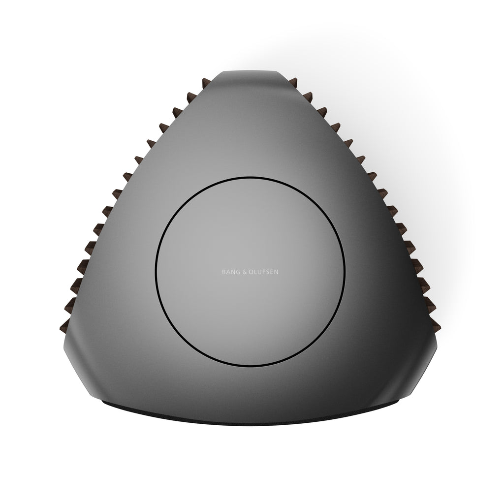 Vogelperspektive des Bang & Olufsen Beolab 50 High-End-Lautsprechers in Black Anthracite. Die Draufsicht zeigt die markante dreieckige Form mit abgerundeten Ecken, den zentralen Logo-Schriftzug und die seitlich akzentuierten Holzlamellen.