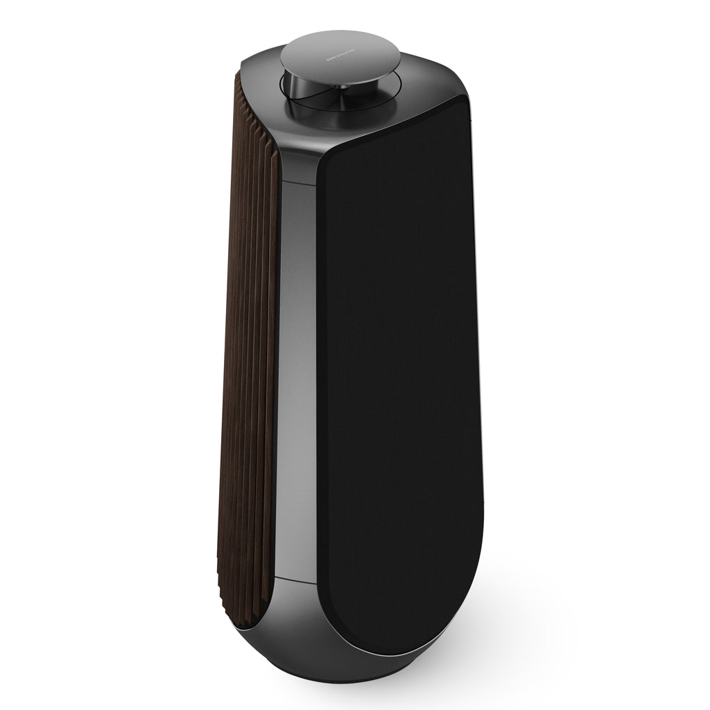Bang & Olufsen Beolab 50 High-End Aktivlautsprecher in Black Anthracite mit seitlichen Lamellen aus dunkler Eiche, schwarzer Textilfront und der charakteristischen ausfahrbaren Acoustic Lens auf der Oberseite.