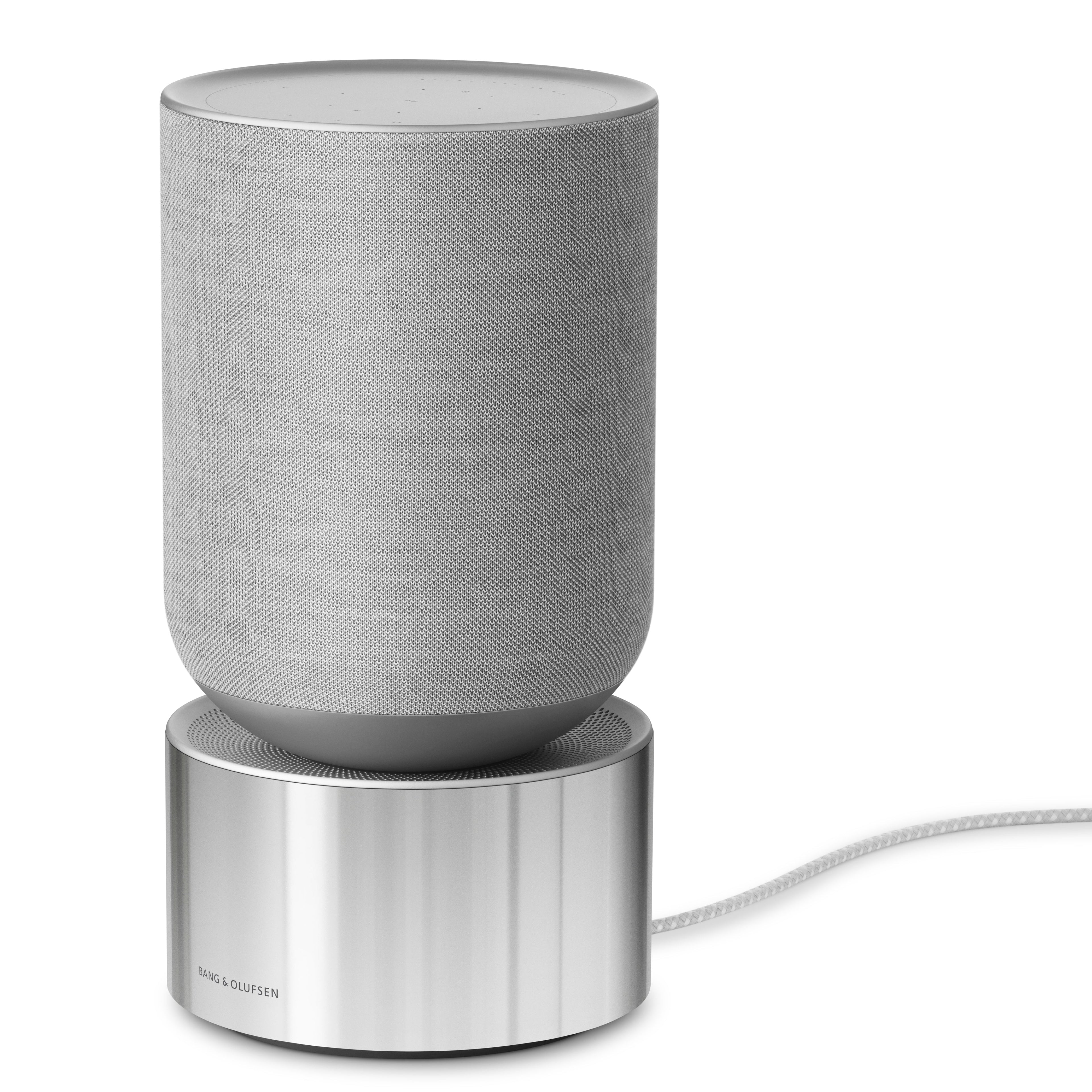 Perspektivische Ansicht der Beosound Balance. Sichtbar ist das farblich abgestimmte, stoffummantelte Netzkabel, das elegant in die Basis geführt wird. Ideal für die Inszenierung als freistehendes Designobjekt.